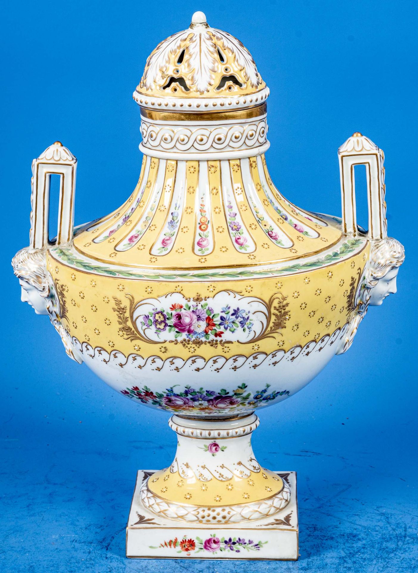 Hoch dekorative Potpourri-Vase in "Sevres-Manier des frühen 19. Jhdts.; aufwändig polychrom staffie