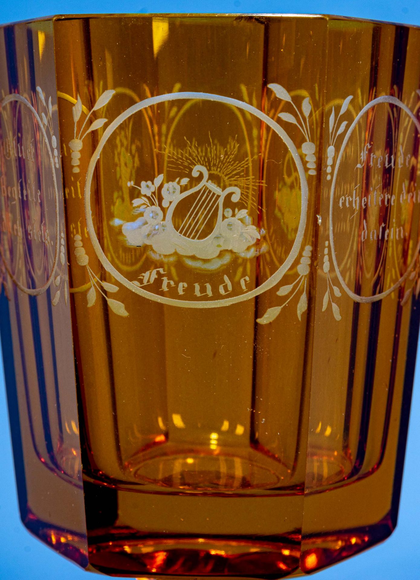 Antikes Pokalglas, bernsteinfarbenes, dickwandiges Glas, Fuß & Kuppa sechskantig geschliffen, 19./ - Image 5 of 11