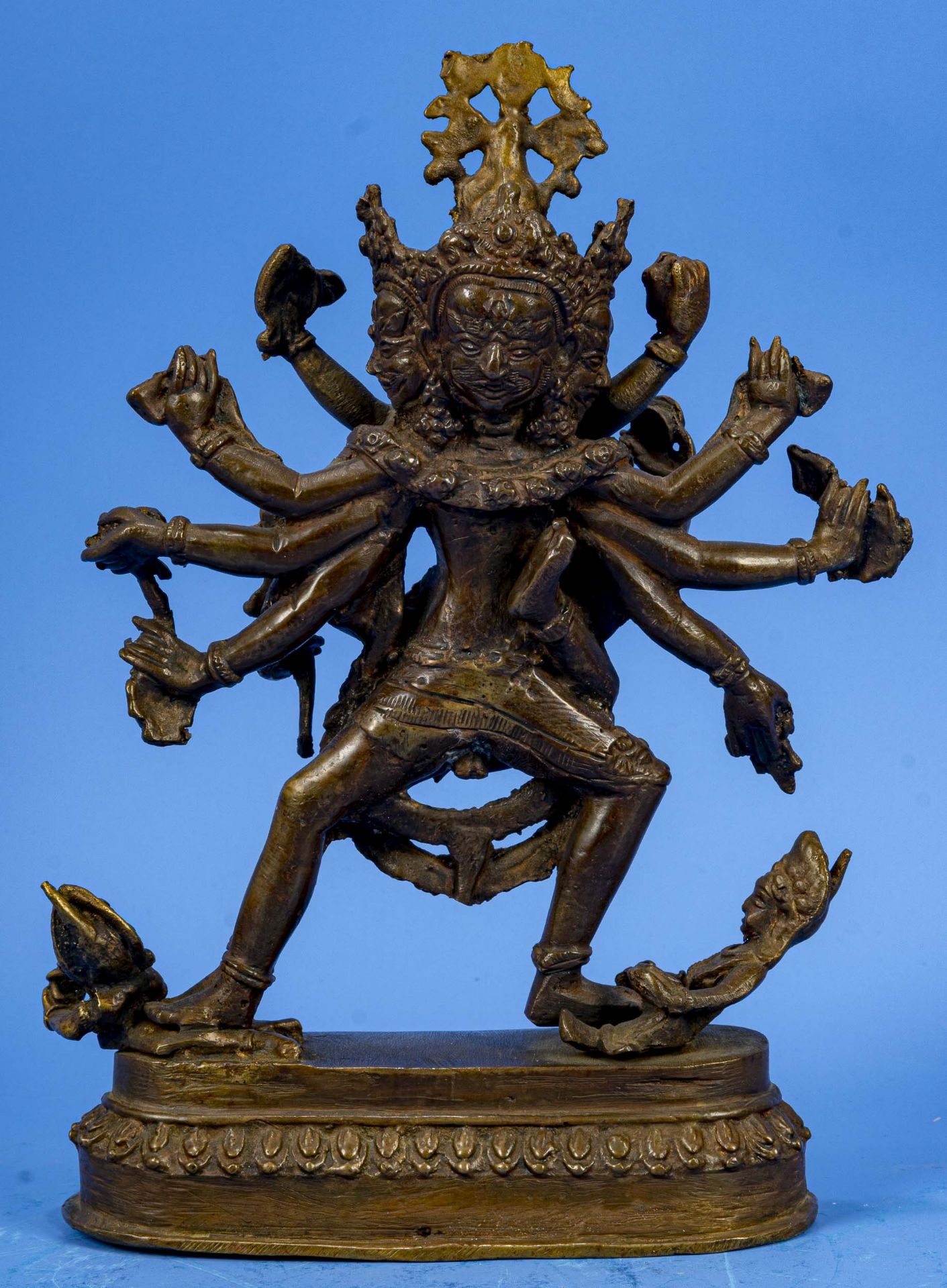 Bronzefigur der Gottheit DURGA PUJA, unbekanntes Alter, Höhe ca. 23 cm. - Bild 4 aus 8