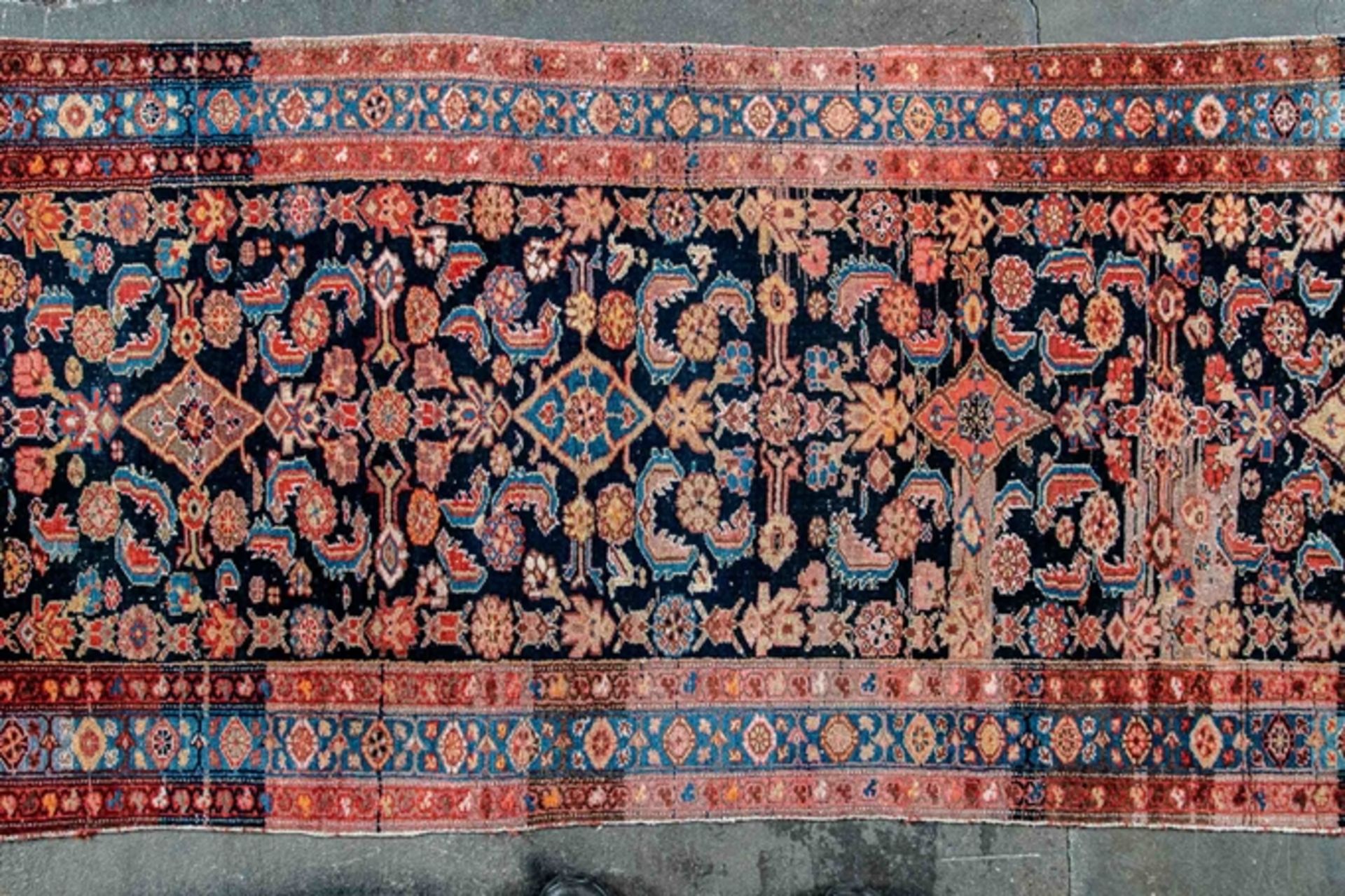 Alte oder antike indigoblau-grundige Teppichgalerie, Iran Mitte 20. Jhdt., ca. 102 x 528 cm. Stärke