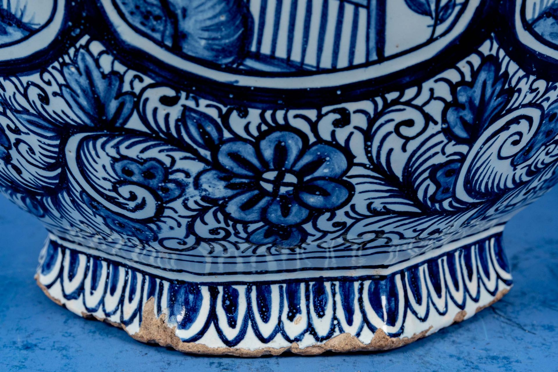 3tlg. Sammlung versch. antiker, wohl Delfter (Deckel-) Vasen des 18./ 19. Jhdts. Alle Teile in besc - Image 7 of 23