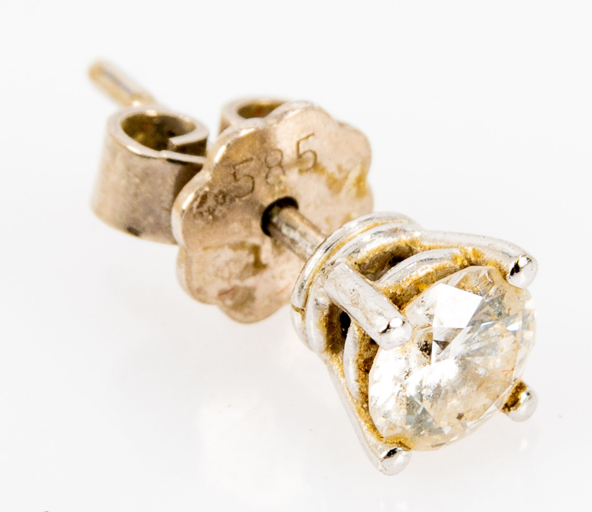 Einzelner 585er Weißgold- Ohrstecker mit Diamantbesatz im Brillantschliff. Schöner, getragener Erha