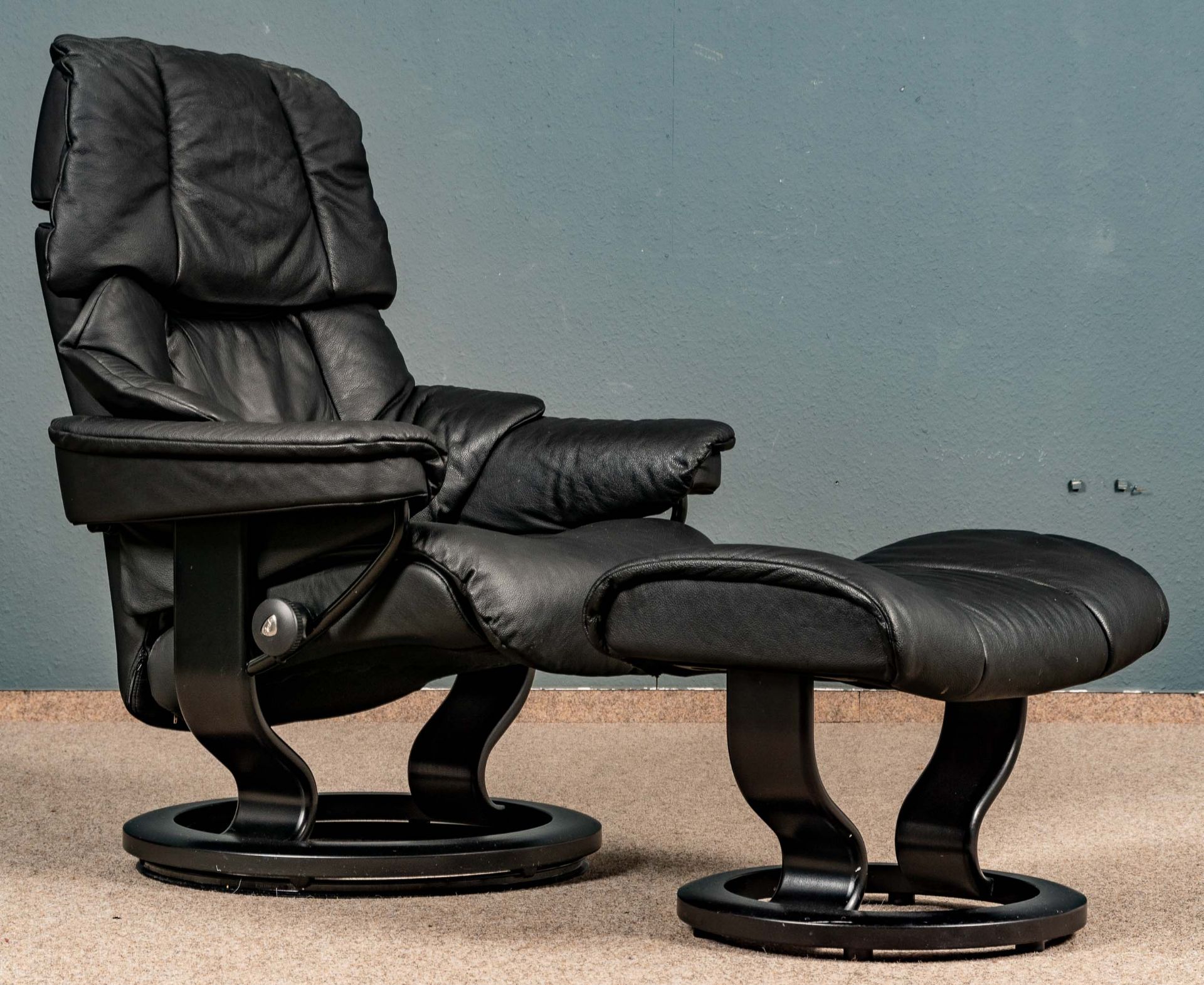 "STRESSLESS" - Sessel mit passendem Hocker, schöner gebrauchter Erhalt. Schwarzes Leder. - Bild 2 aus 8