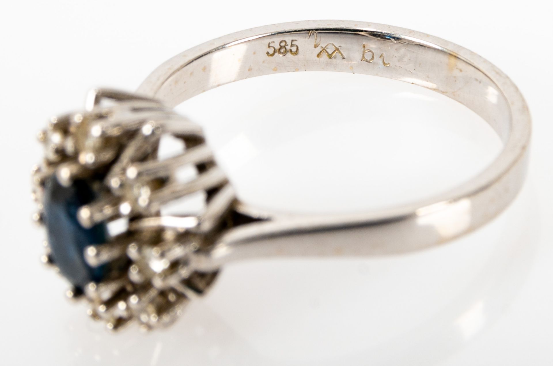 Bildschöner 14 kt. Weißgoldring mit Saphir & Diamantbesatz in Blütenform. Ringinnendurchmesser ca.  - Bild 6 aus 7