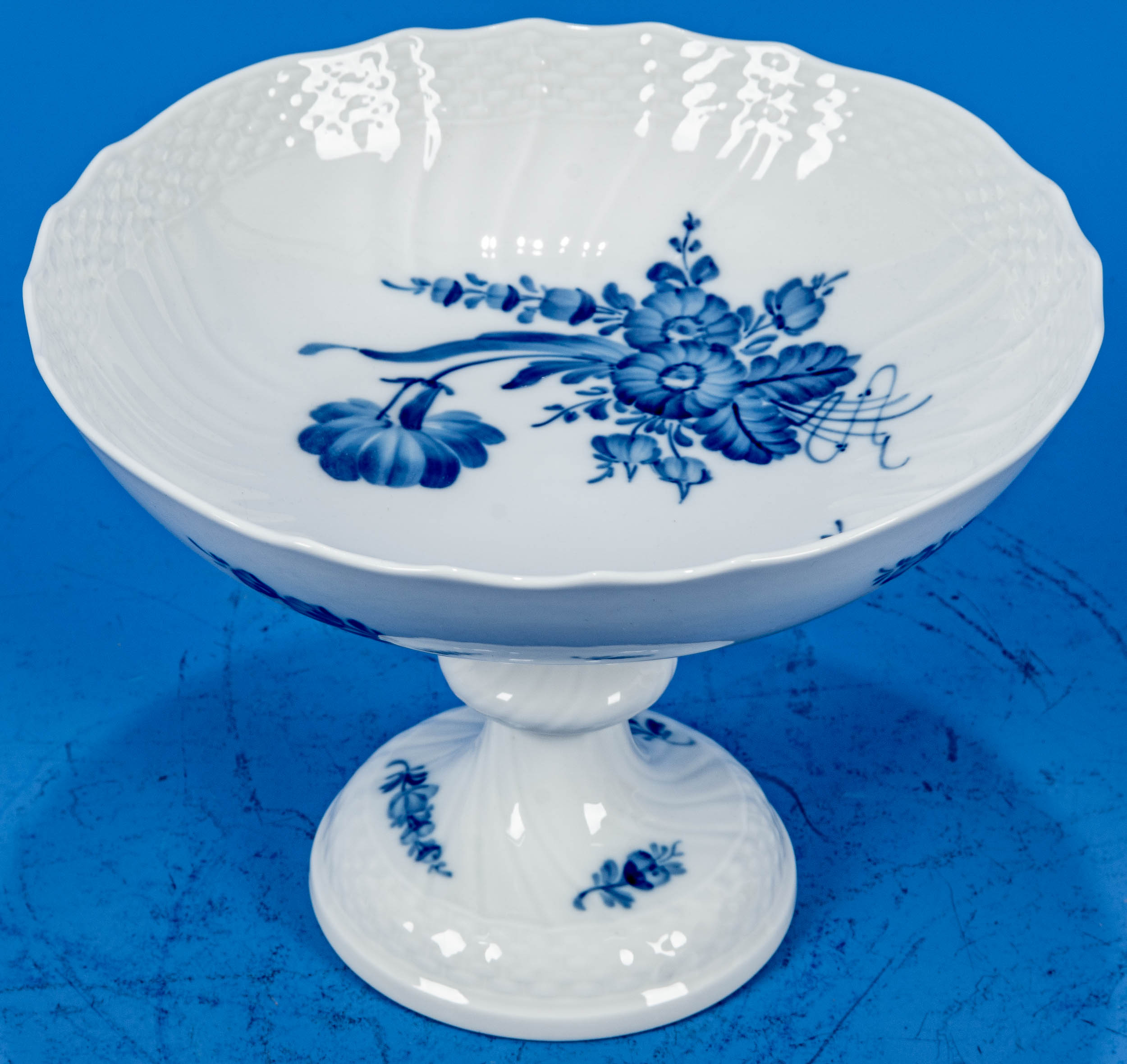 Klassische Fußschale, sog. Tazza, Royal Copenhagen, königlich dänisches Weißporzellan mit blauem Bl