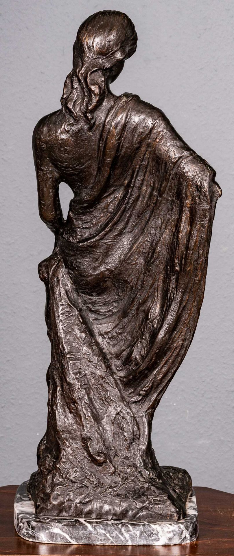 "Stehende junge Dame", schwarzbraun patinierter Bronzeguss, auf grauweiß geadertem, schwarzem Marmo - Image 5 of 17