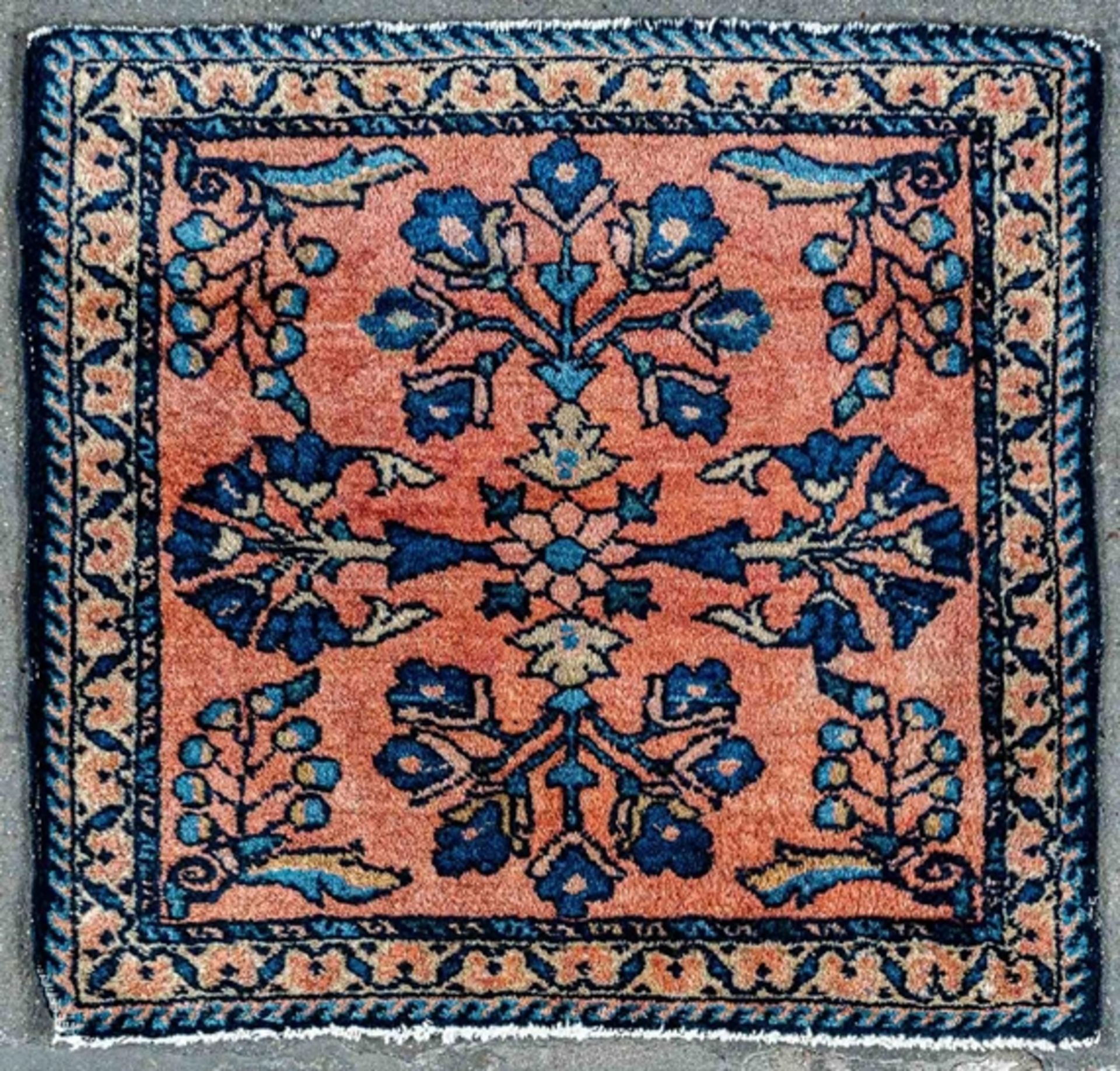 Alt - Malayer - Teppichposhti, ca. 60 x 57 cm, intensiv lachsfarbener Fond mit indigo-blauer, stili