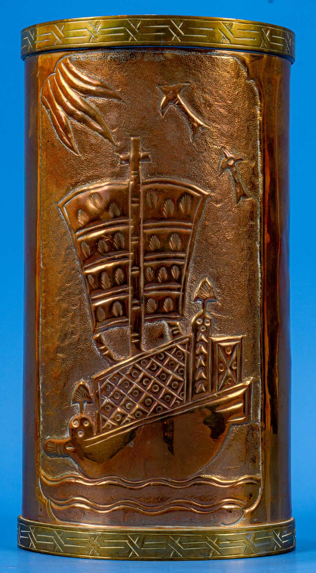 Pinselhalter aus Kupfer mit Messingbändern, südostasiatischer Raum. Beidseitig geprägte Darstellung - Bild 2 aus 6