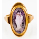 333er Gelbgold Damenring mit geschliffenem, amethystfarbenem Glascabochon. Ringinnendurchmesser ca.