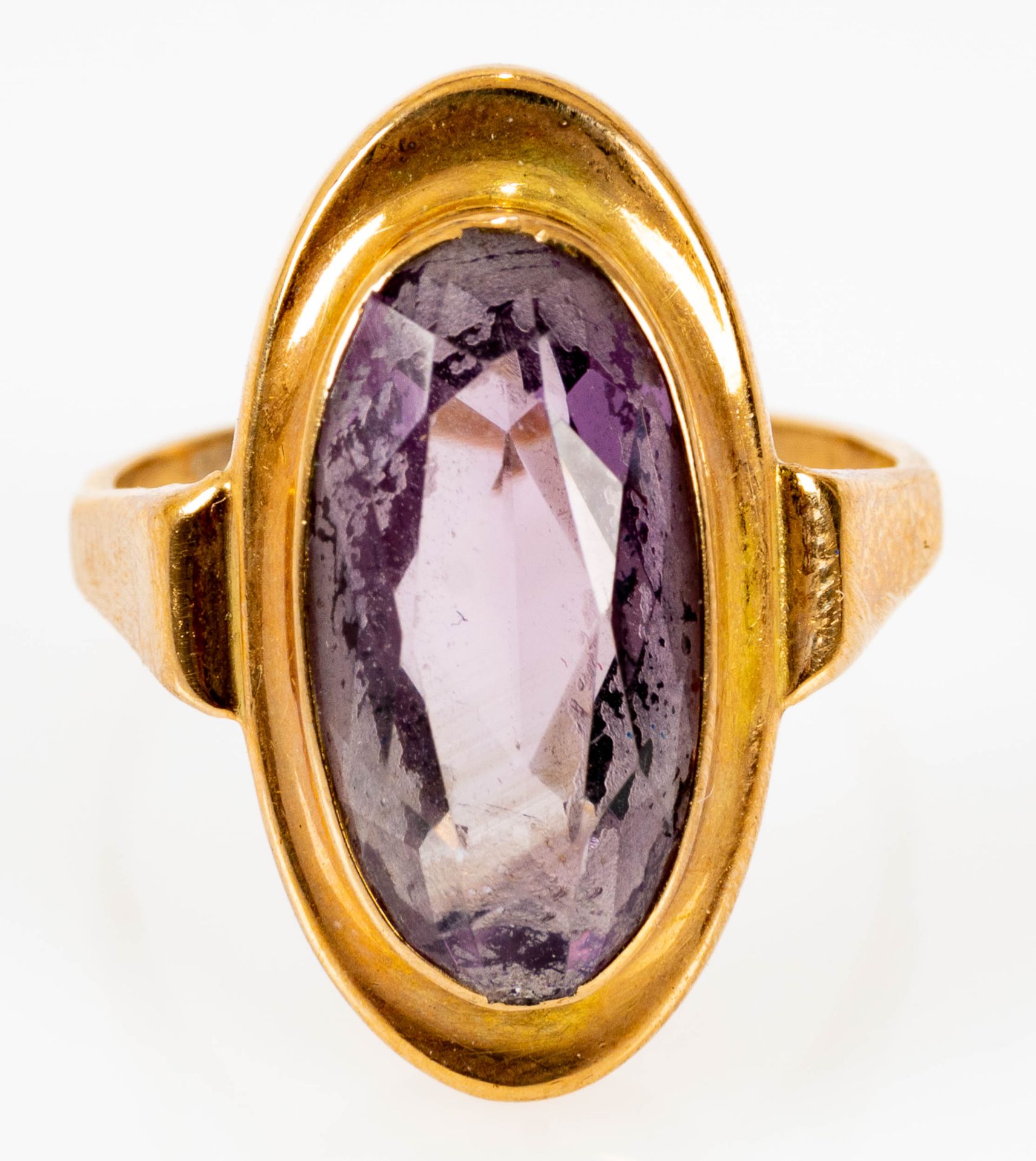 333er Gelbgold Damenring mit geschliffenem, amethystfarbenem Glascabochon. Ringinnendurchmesser ca.