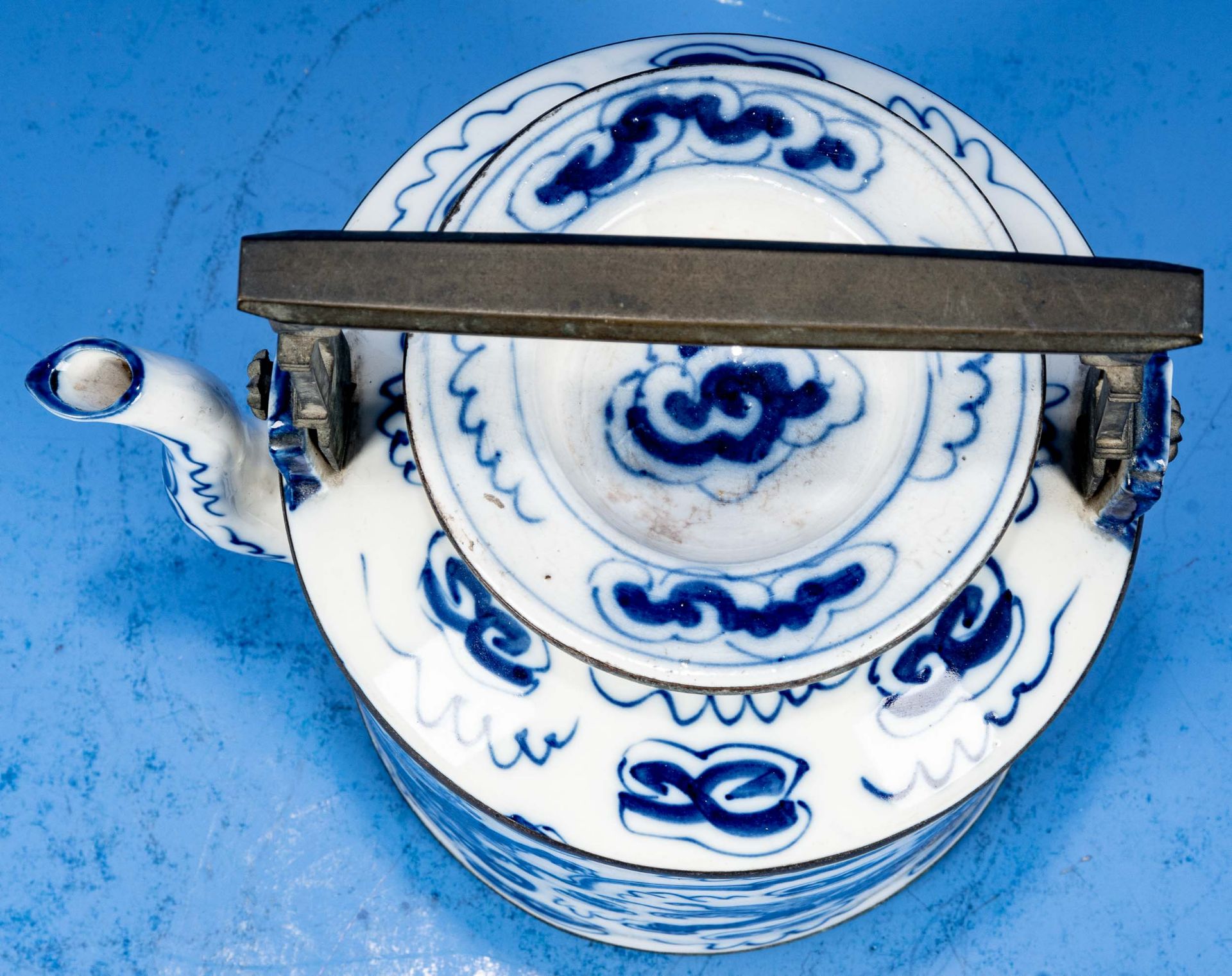 Prächtige Teekanne, ostasiatisches Weißporzellan, u.a. mit Drachendekor von Hand in Blautönen bemal - Bild 12 aus 13