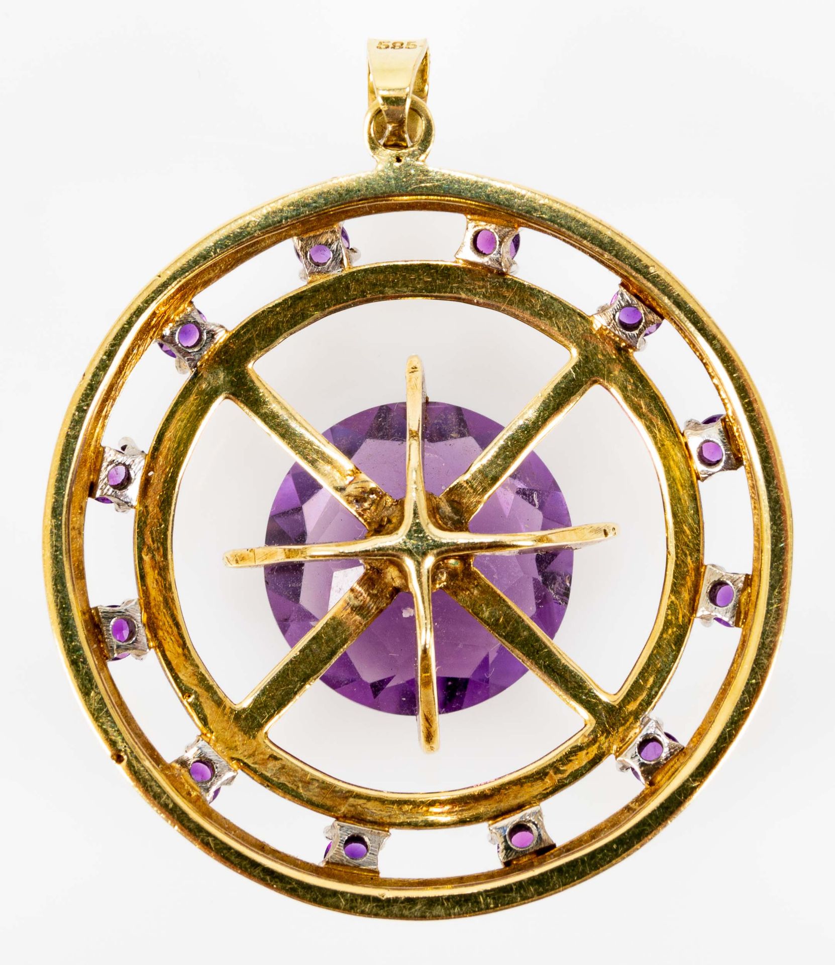 Runder, durchbrochen gearbeiteter 585er Gelbgold-  Kettenanhänger, mittig mit großem Amethyst von c - Bild 4 aus 5