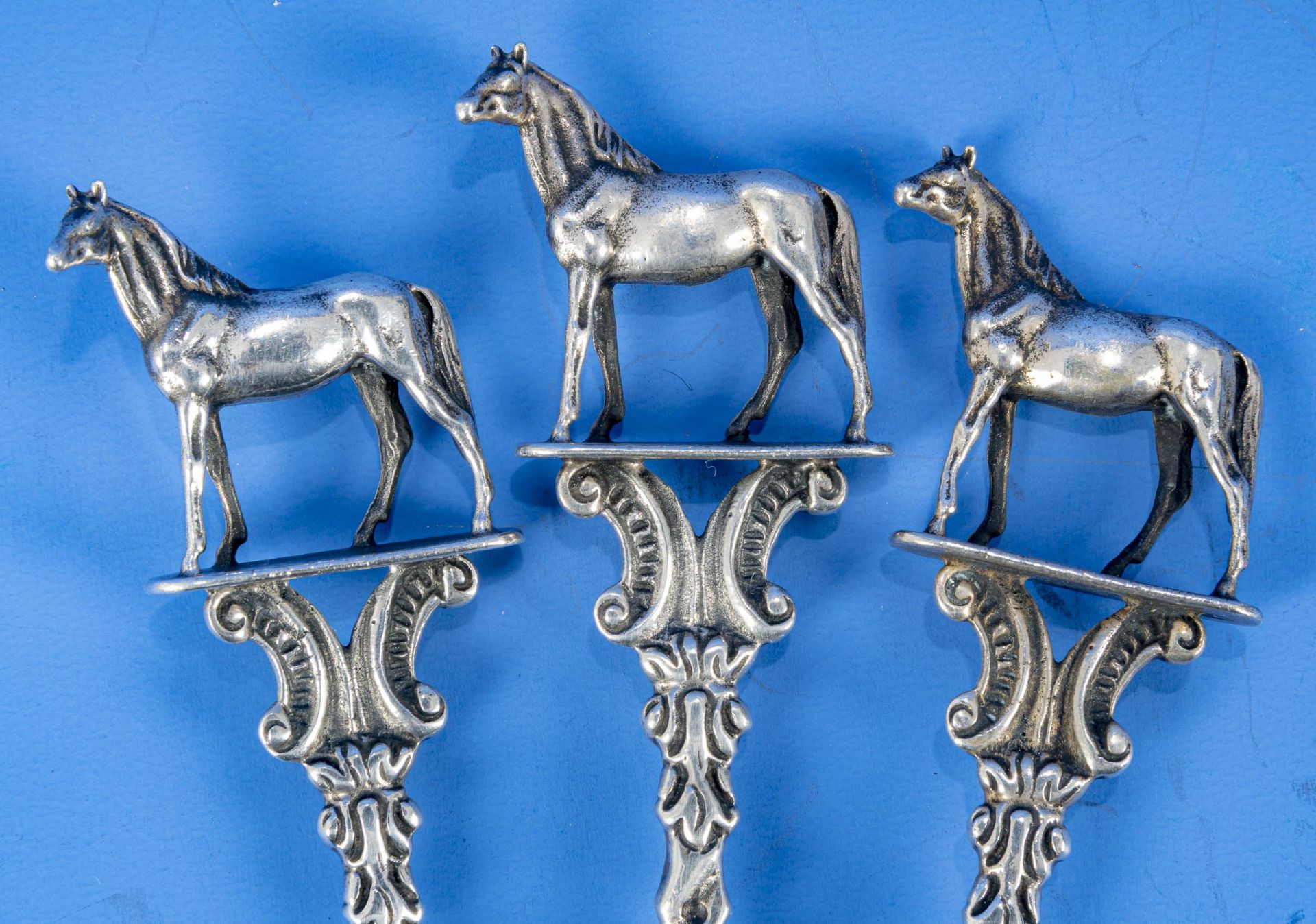 Folge von 3 Dessertlöffeln mit plastisch gestaltetem "Pferd" - Abschluss, Silber, Holland, Länge ca - Bild 7 aus 8