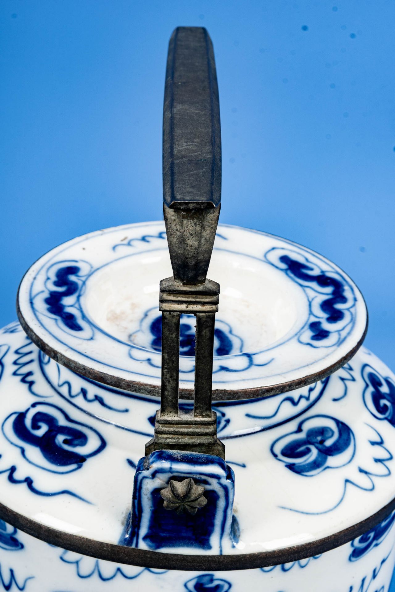 Prächtige Teekanne, ostasiatisches Weißporzellan, u.a. mit Drachendekor von Hand in Blautönen bemal - Bild 13 aus 13