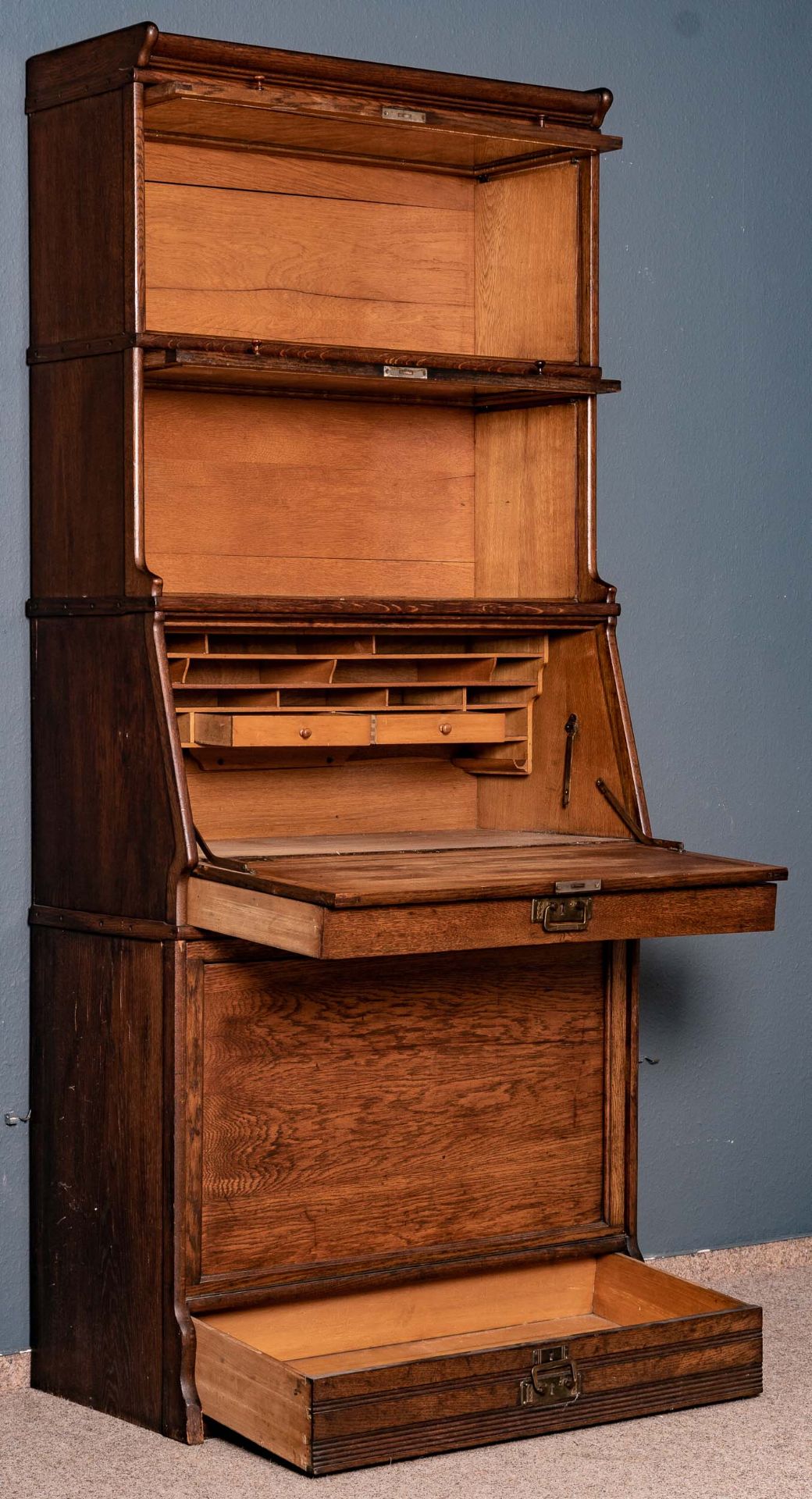 Sekretär mit Vitrinenaufsatz, sogen. "Lawyers Bookcase", um 1920/ 30, Eiche, aus mehreren Einzeltei - Image 5 of 9