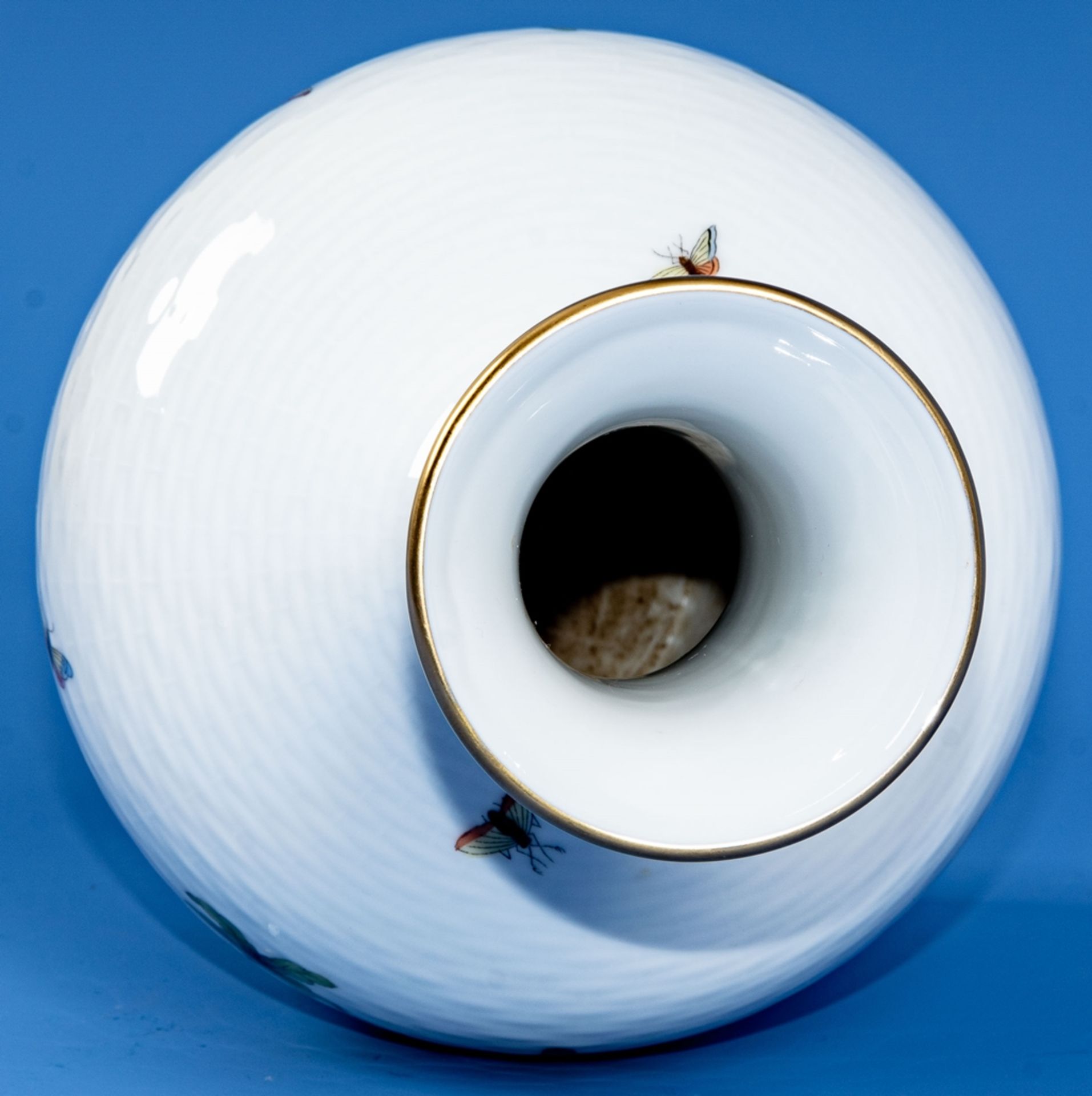 Große Tischvase, Herend Weißporzellan mit polychromem "Vogel- & Insekten" Dekor. Höhe ca. 27,5 cm,  - Bild 5 aus 7