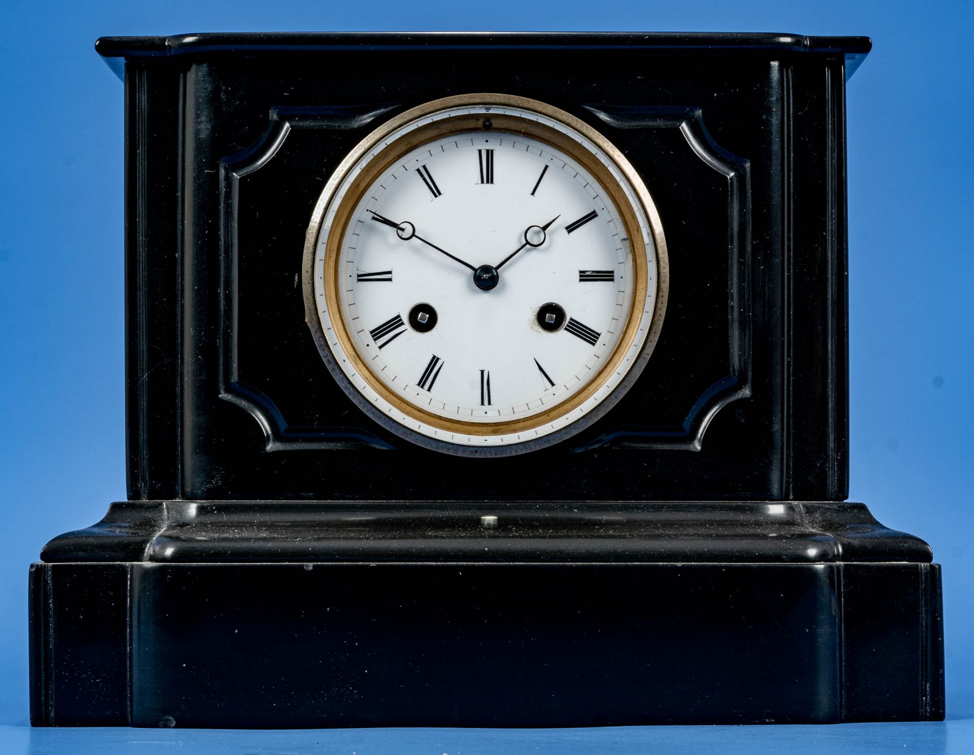 Schlichte schwarze Kaminuhr um 1900/20; schöner Erhalt, ungeprüftes mechanisches Uhrwerk mit Schlag - Bild 4 aus 12