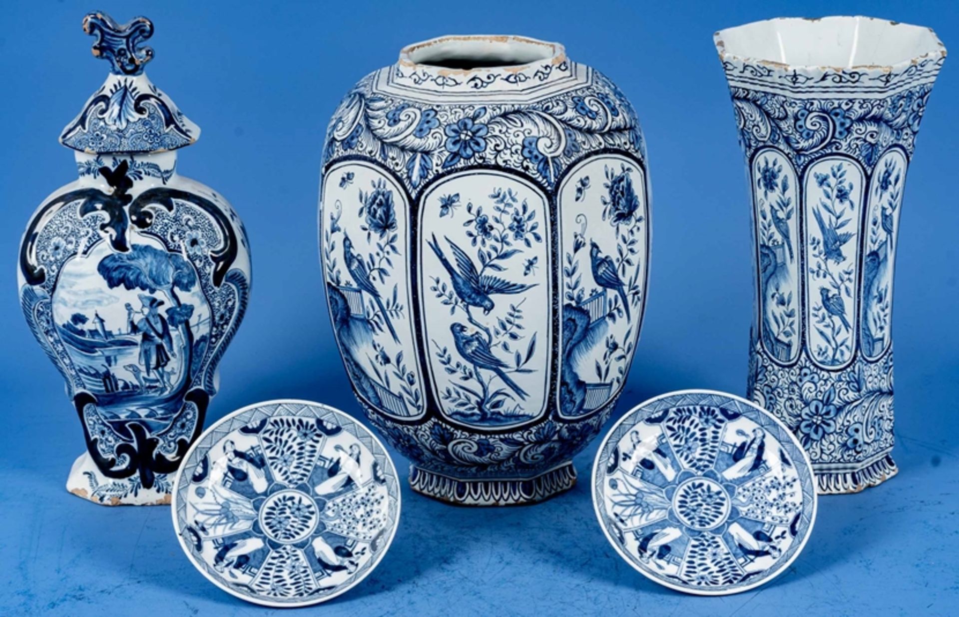 3tlg. Sammlung versch. antiker, wohl Delfter (Deckel-) Vasen des 18./ 19. Jhdts. Alle Teile in besc