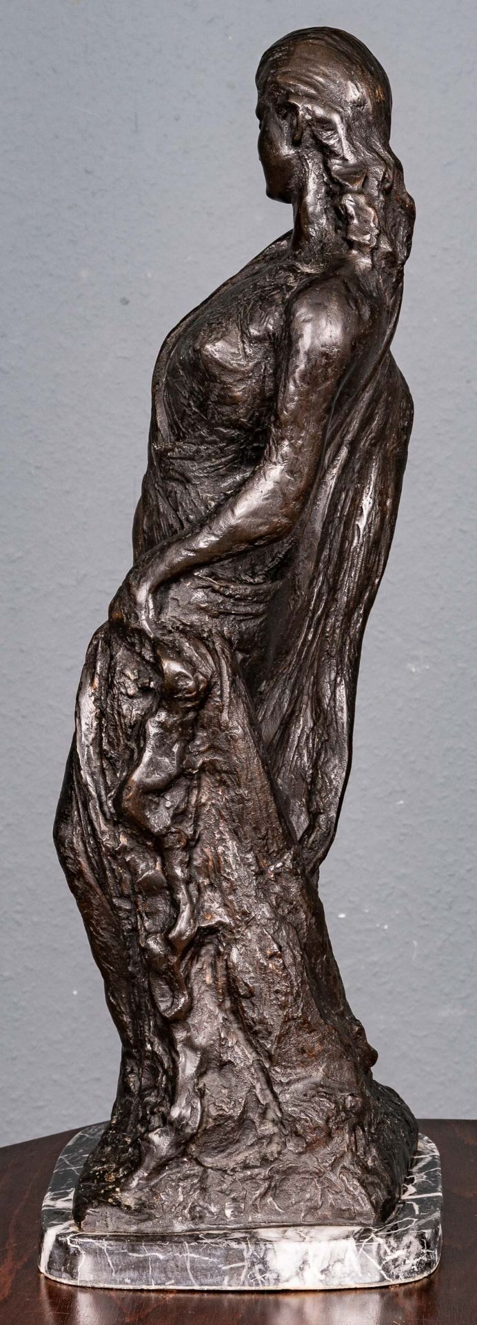 "Stehende junge Dame", schwarzbraun patinierter Bronzeguss, auf grauweiß geadertem, schwarzem Marmo - Image 7 of 17