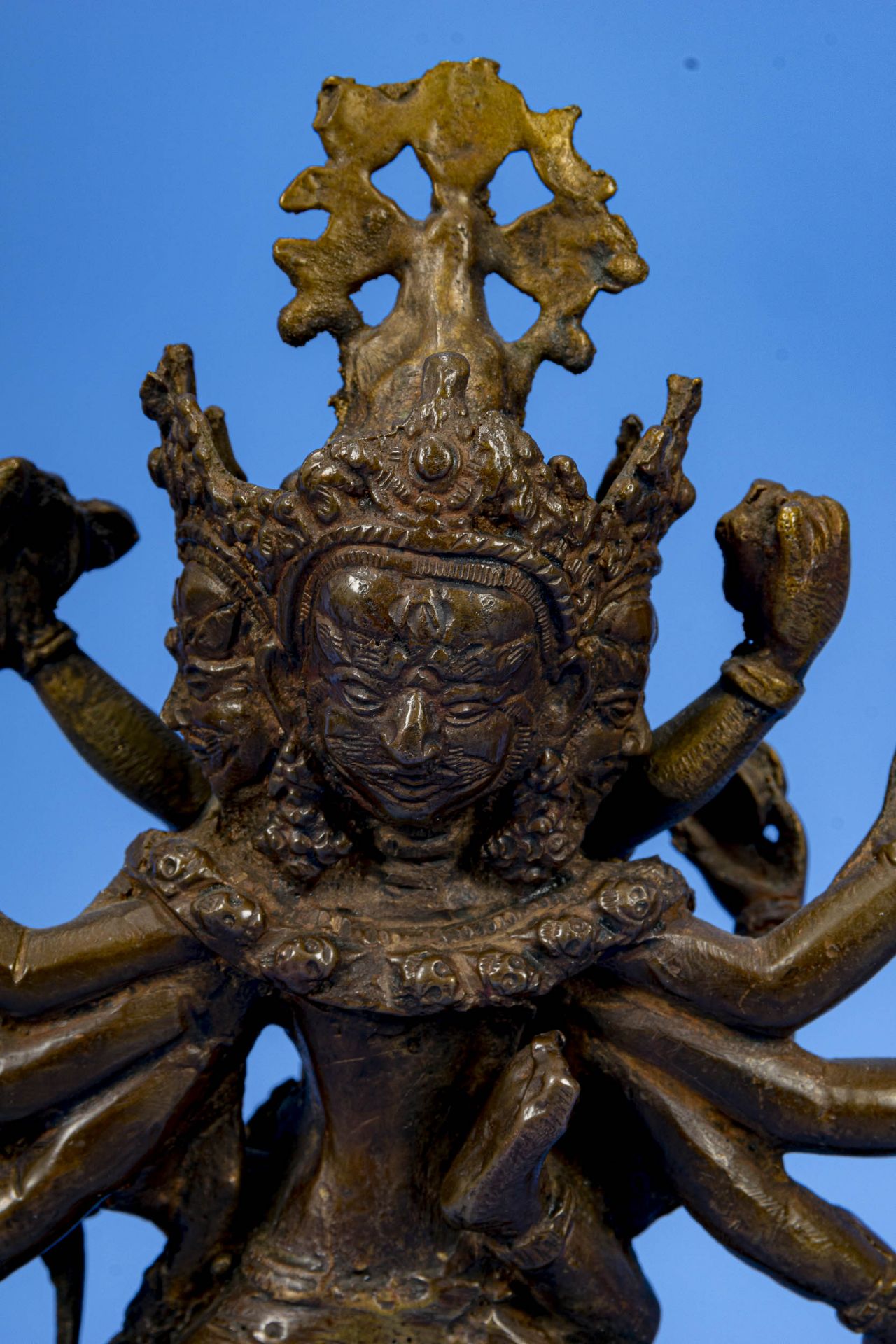 Bronzefigur der Gottheit DURGA PUJA, unbekanntes Alter, Höhe ca. 23 cm. - Bild 5 aus 8