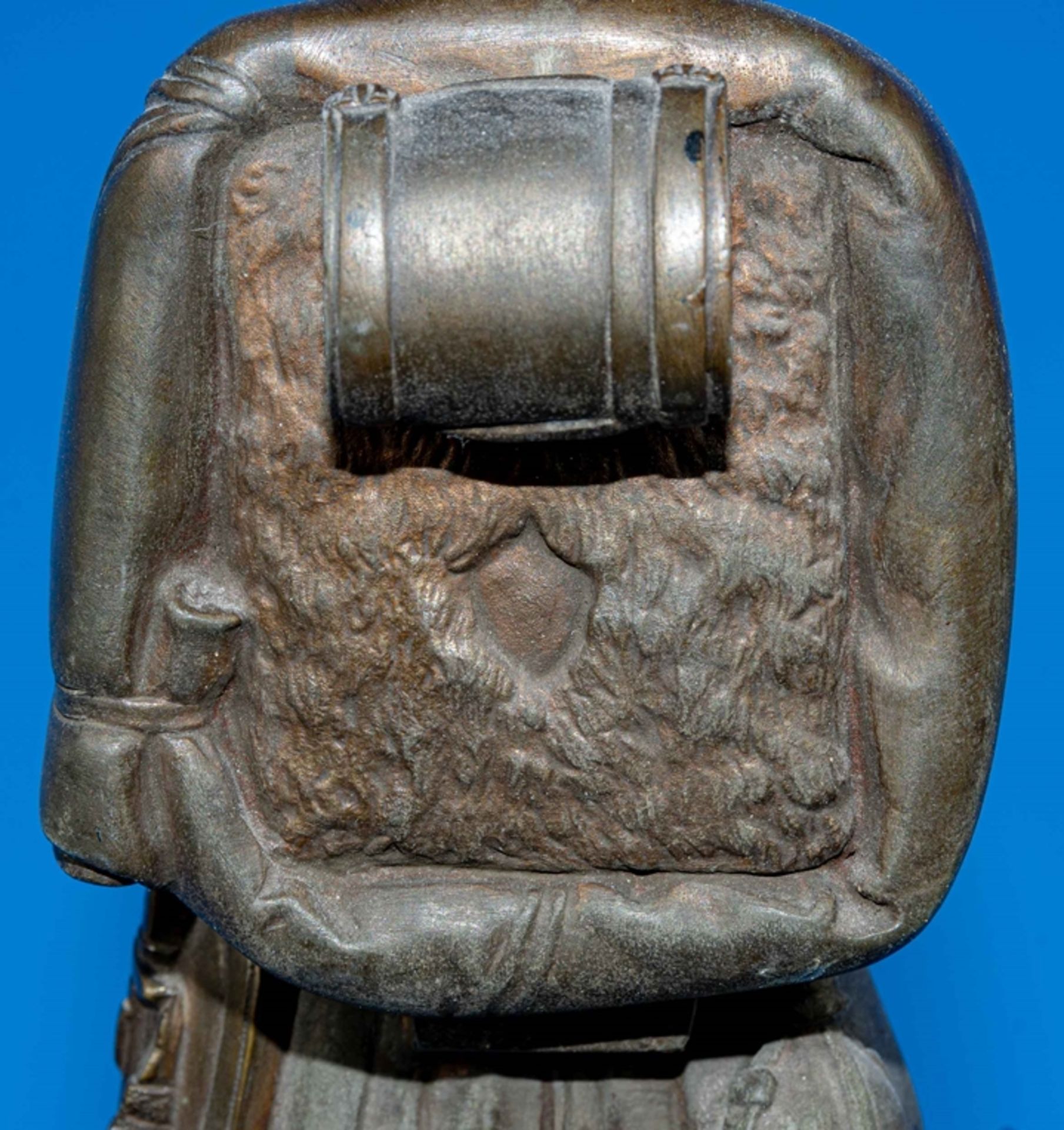 "Stehender Kaiserlicher Soldat" auf mehrfach getrepptem Natursteinsockel. Höhe der Figur ca. 27,5 c - Image 15 of 15