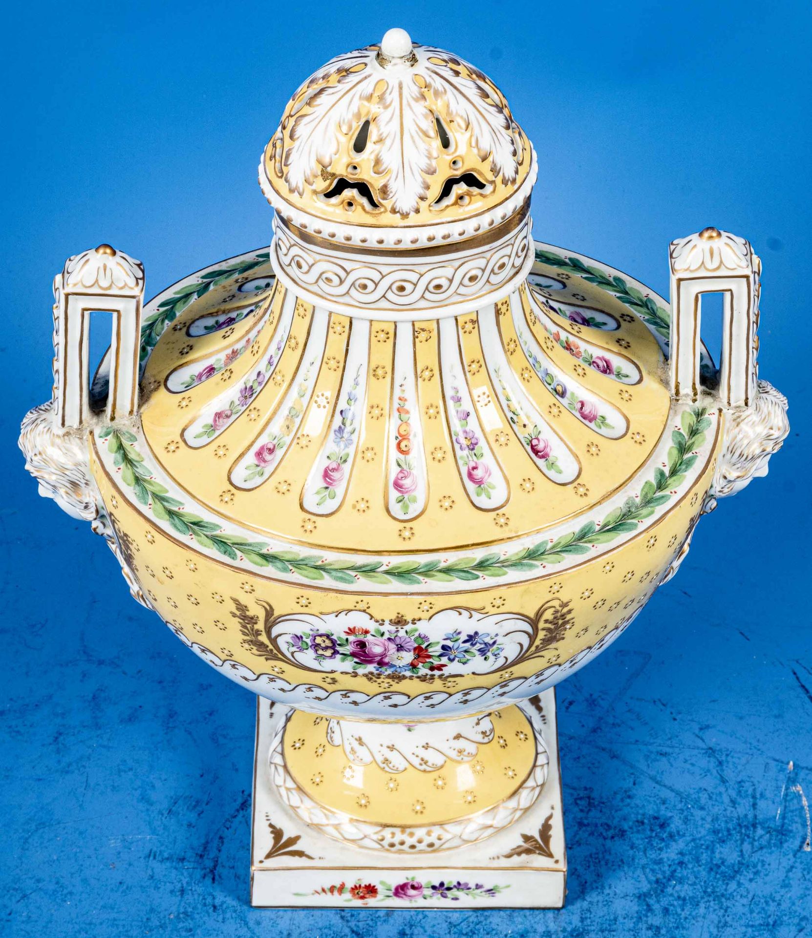 Hoch dekorative Potpourri-Vase in "Sevres-Manier des frühen 19. Jhdts.; aufwändig polychrom staffie - Bild 3 aus 22