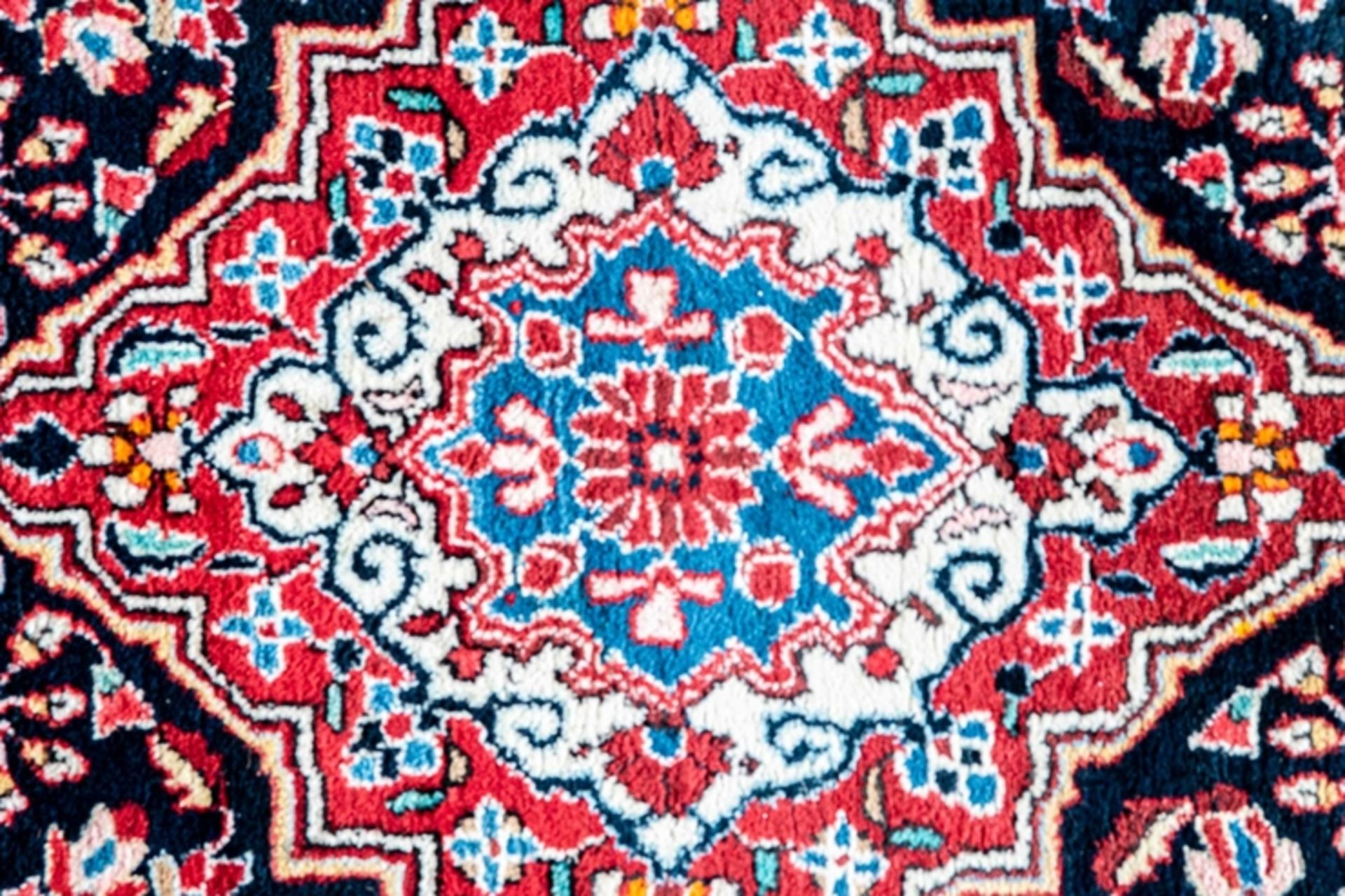 Große iranische Orientteppichbrücke, indigo-blauer Fond mit zentralem Medaillon, floral durchgemust - Bild 3 aus 6