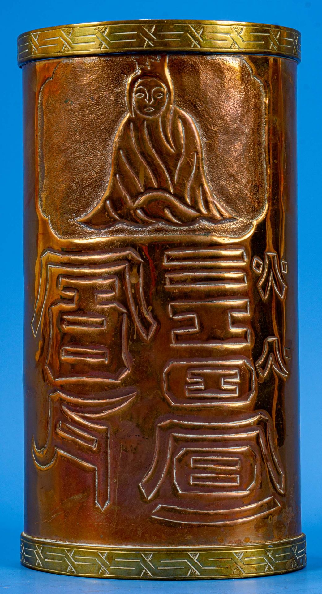 Pinselhalter aus Kupfer mit Messingbändern, südostasiatischer Raum. Beidseitig geprägte Darstellung