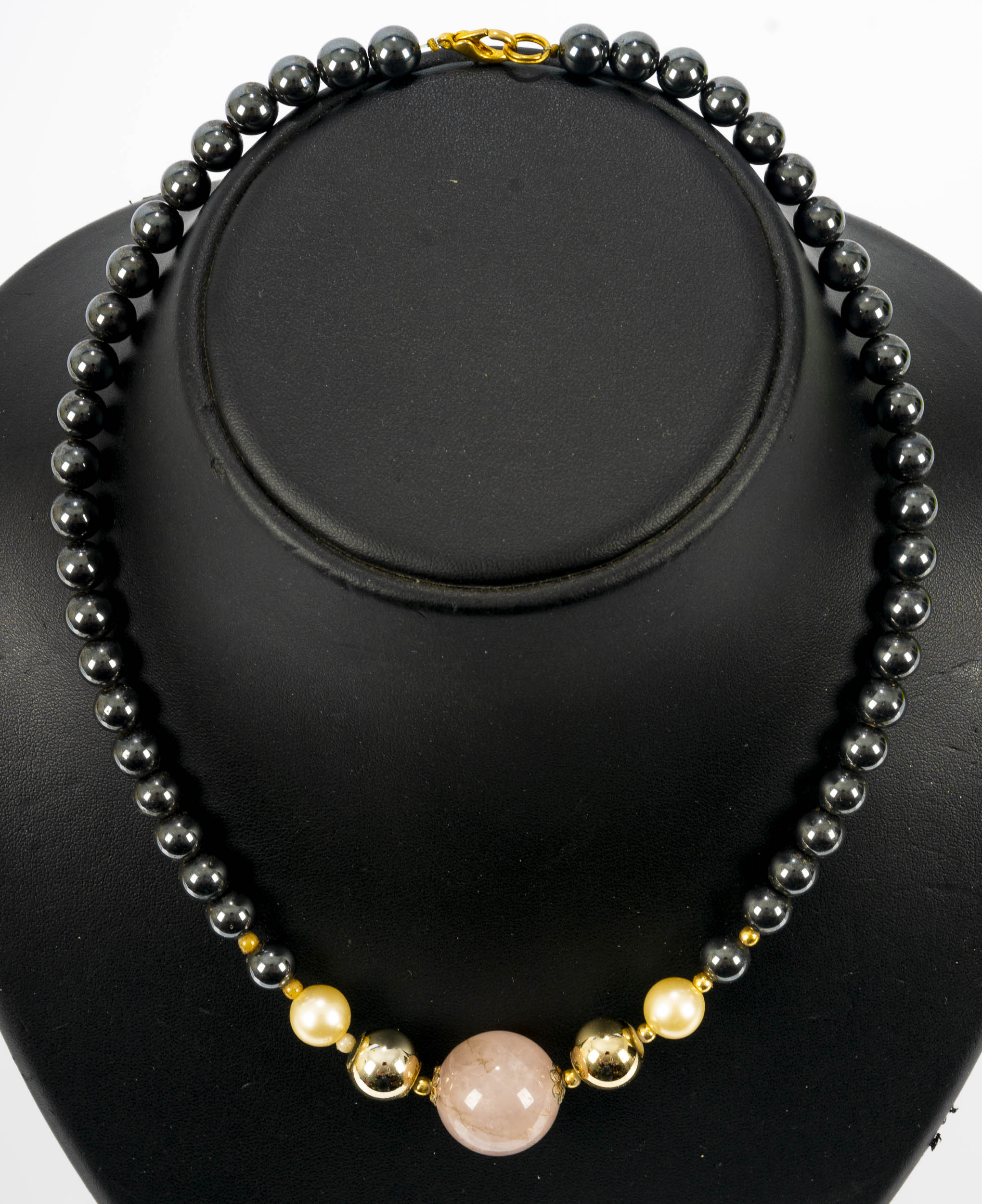 Modeschmuckkette mit schwarzen Perlen, mittig abgesetzt mit 2 Süßwasserperlen, 2 goldfarbenen Kugel