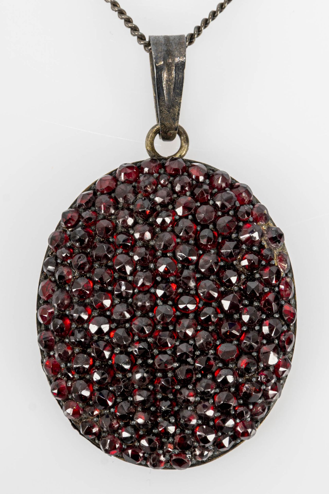 Silberne Halskette/ Gliederkette, Länge ca. 45 cm, mit Granat besetztem ovalem Kettenanhänger an be - Bild 2 aus 7