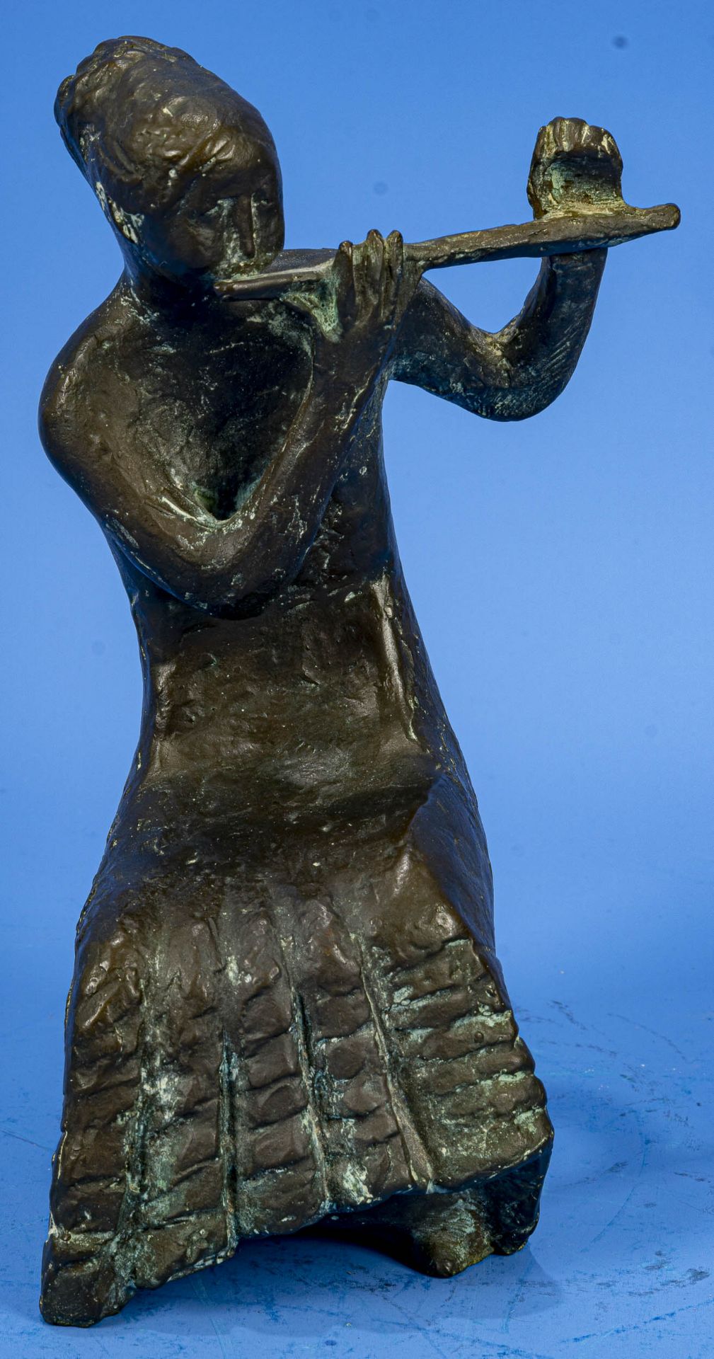 "Querflötistin", Bronze patiniert, Hohlguss, rückseitig monogrammiert "O.S"; Höhe ca. 23 cm, schöne