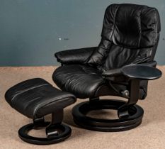Großer "STRESSLESS" - Sessel mit passendem Hocker, an Armlehne mit beweglicher Ablage. Schöner, geb