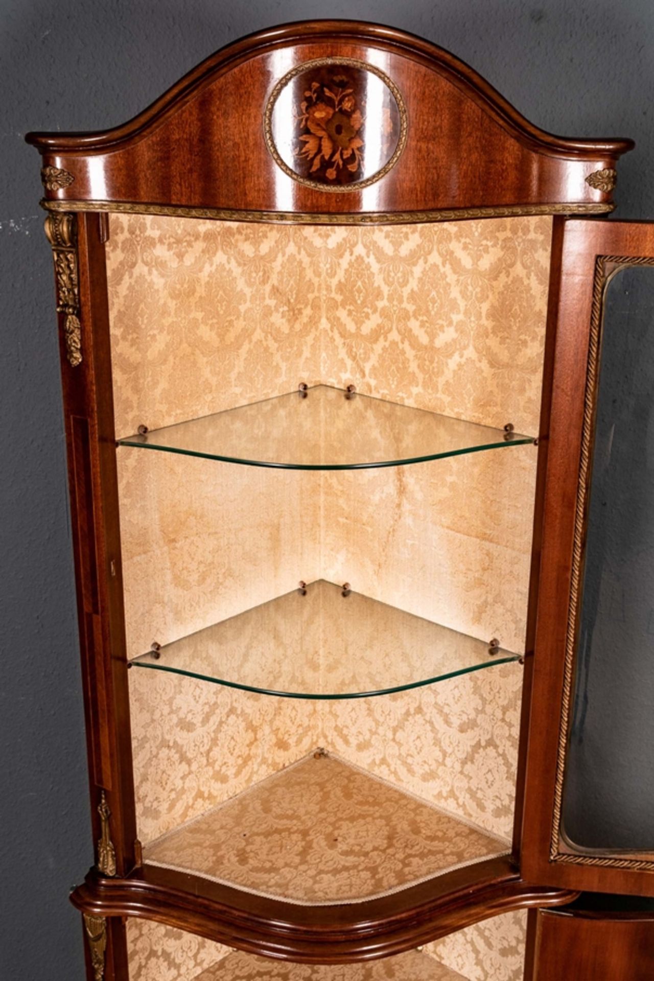 Stilvolle Eckvitrine, Stil Louis XVI, 2. Hälfte 20. Jhdt., 2teiliger Korpus, Oberteil mit gebauchte - Bild 12 aus 13