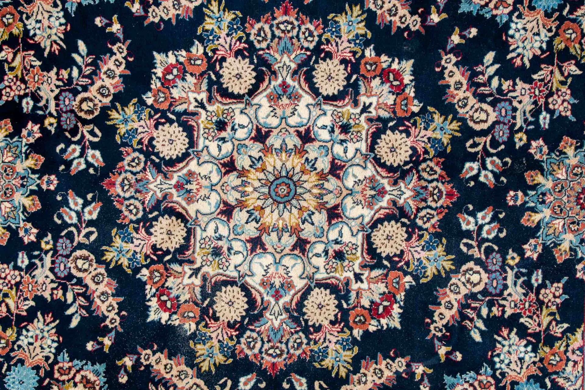 (Fast) quadratischer Teppich, blaugrundiger Fond, zentrales Medaillon von Blüten und Blätterranken - Image 2 of 7