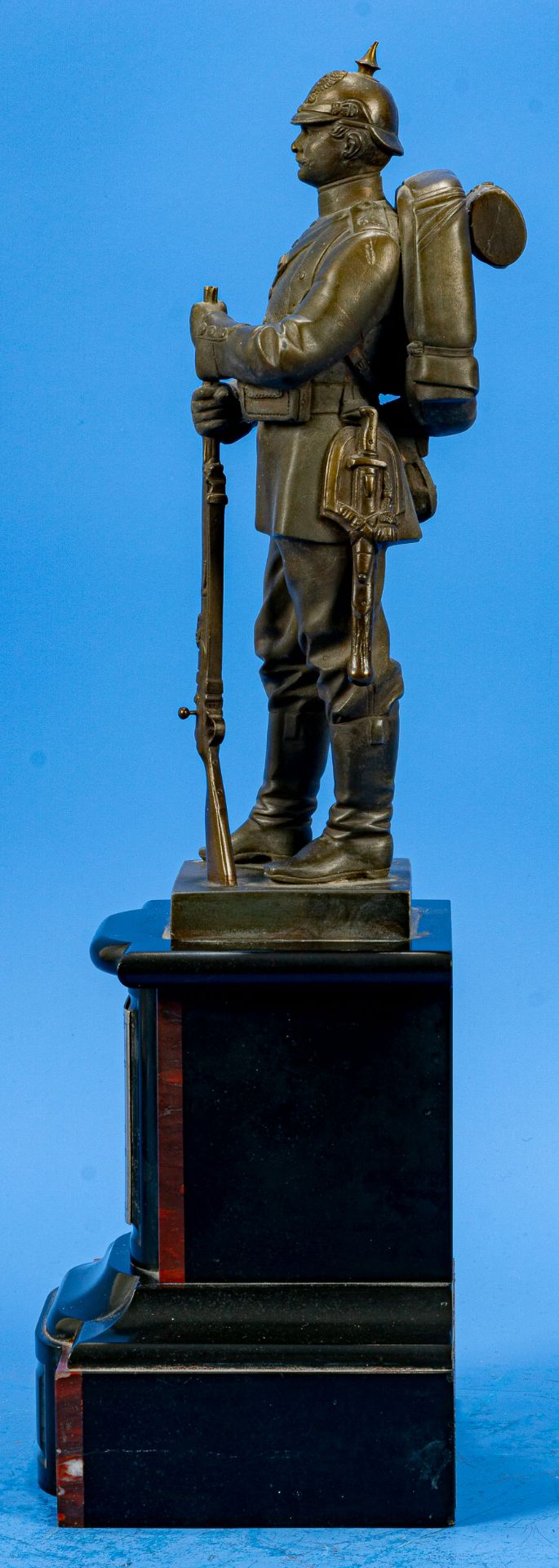 "Stehender Kaiserlicher Soldat" auf mehrfach getrepptem Natursteinsockel. Höhe der Figur ca. 27,5 c - Image 11 of 15
