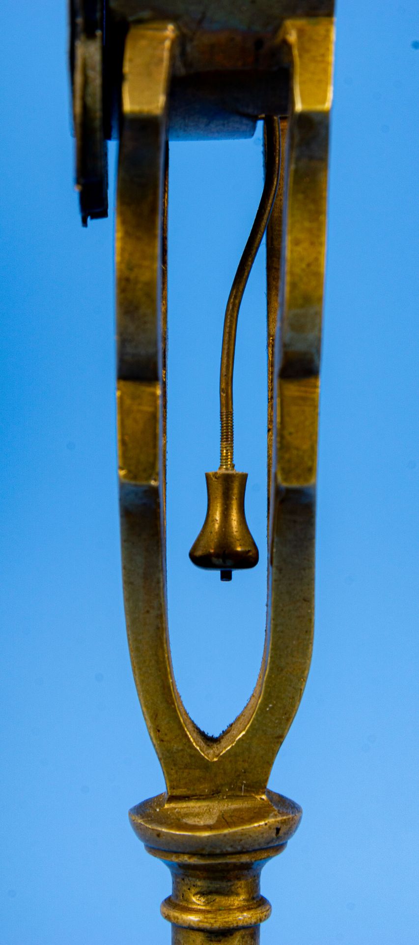 Außergewöhnliche Standuhr/Tischuhr in Form eines Wegkreuzes, mehrteiliges Messinggehäuse mit einges - Bild 10 aus 10