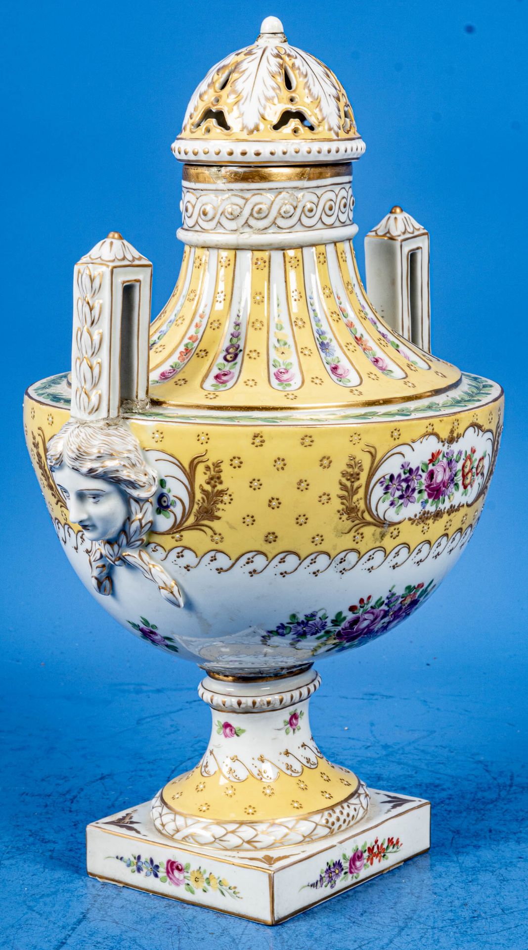 Hoch dekorative Potpourri-Vase in "Sevres-Manier des frühen 19. Jhdts.; aufwändig polychrom staffie - Image 15 of 22