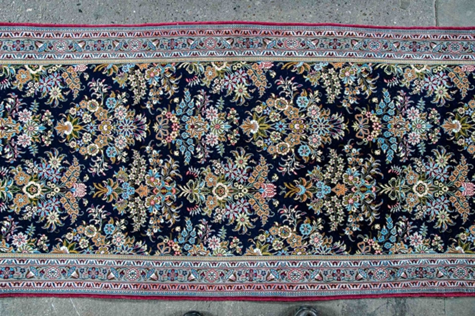 Schöne, lange, dunkelblau-grundige, floral durchgemusterte Teppichgalerie, ca. 105 x 398 cm, 20./ 2 - Bild 2 aus 5