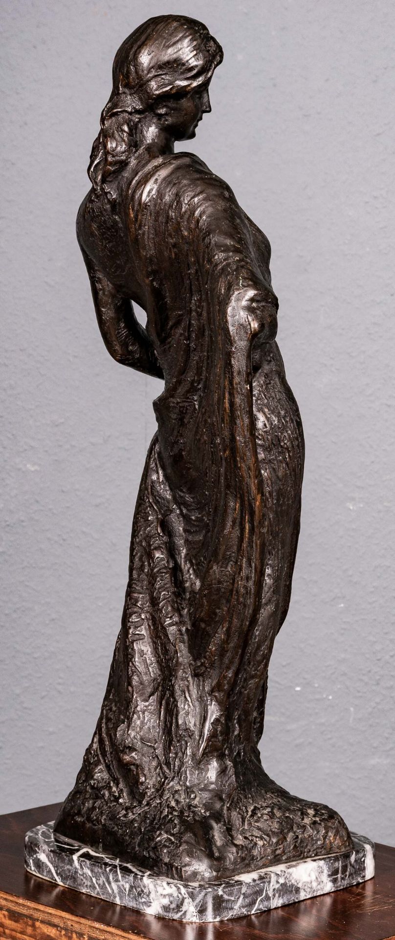 "Stehende junge Dame", schwarzbraun patinierter Bronzeguss, auf grauweiß geadertem, schwarzem Marmo - Image 4 of 17