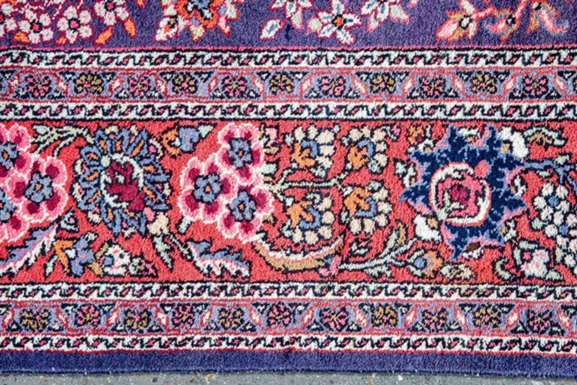 Große iranische Teppichbrücke, aufwändiger floraler und faunaler Dekor, breite, rotgrundige Hauptbo - Bild 6 aus 7