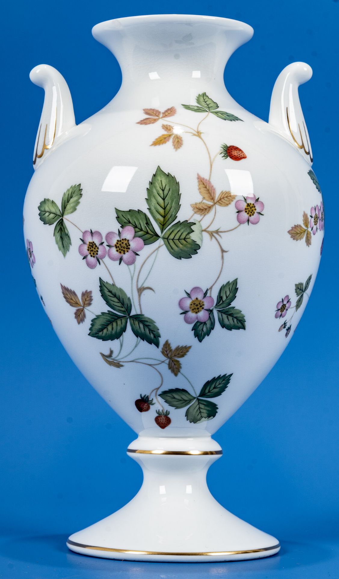 "Wedgwood" Tischvase in klassischer Formgebung, spätes 20. Jhdt., Weißporzellan mit "Wild Strawberr - Bild 2 aus 9