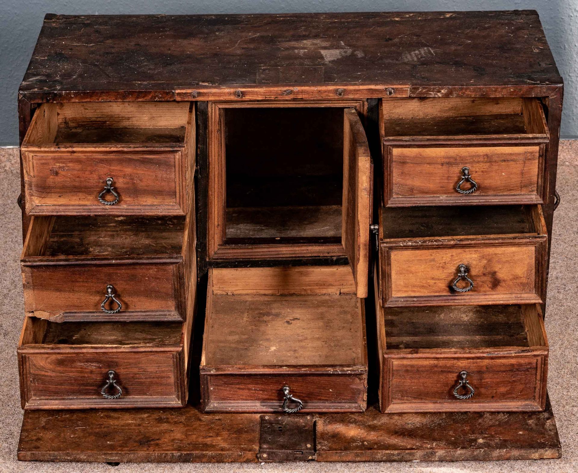Antiker Kabinettschrank, alpenländisch, 17./18. Jhdt., tragbarer, massiver, rustikaler Nussbaumkorp - Bild 5 aus 10