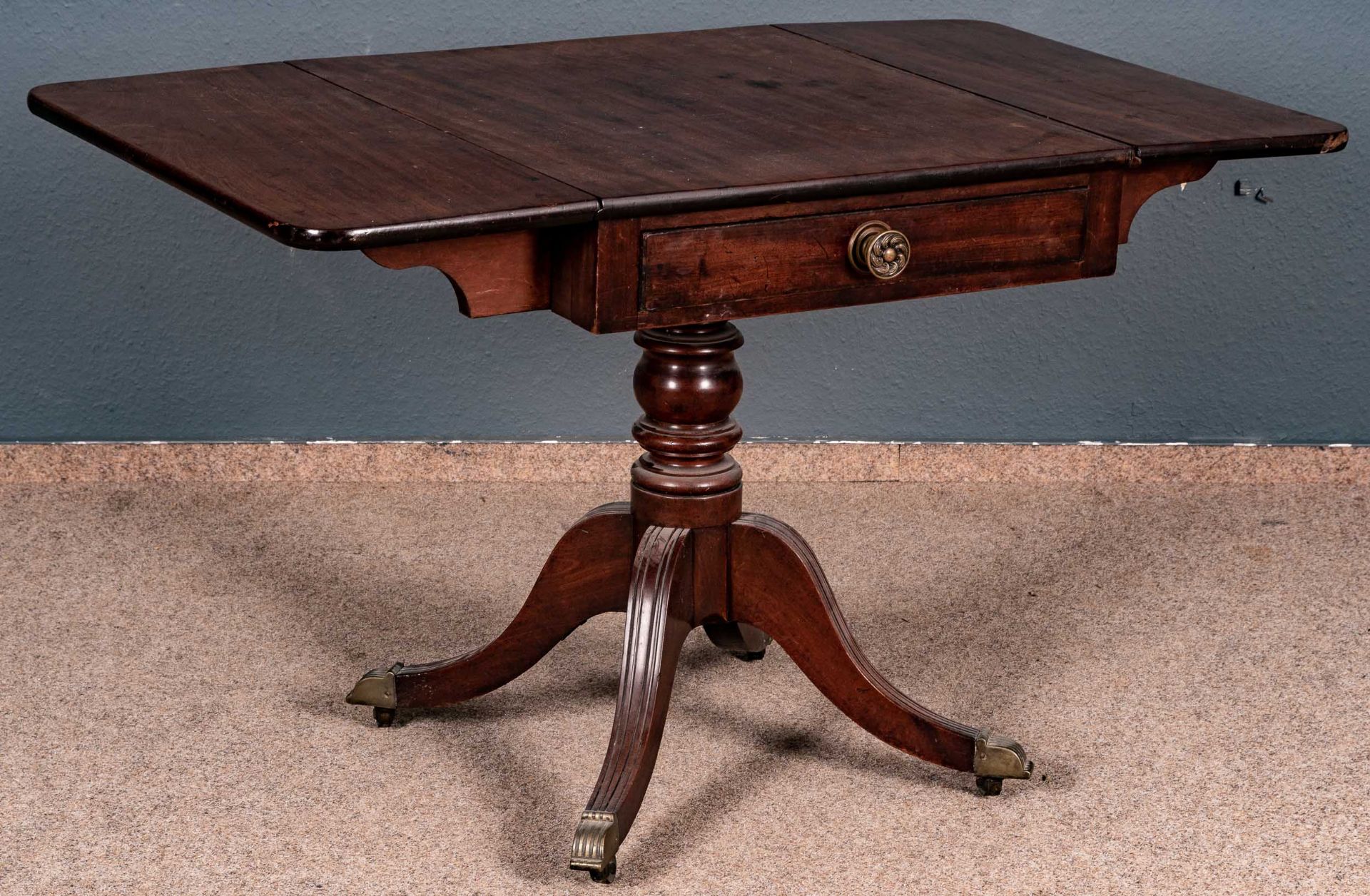 Antiker englischer Tea-table, Regency um 1800/20, Mahagoni, großer geräumiger Schubkasten, die seit - Bild 2 aus 12