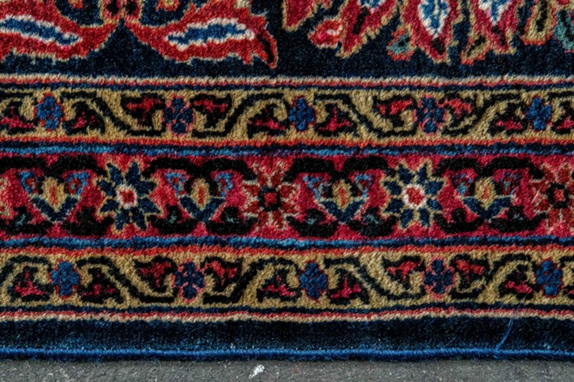 Alte oder antike Sarough- Lilian Teppichgalerie, kräftige Farbgebung mit seidigem Glanz, nahezu gle - Bild 4 aus 7