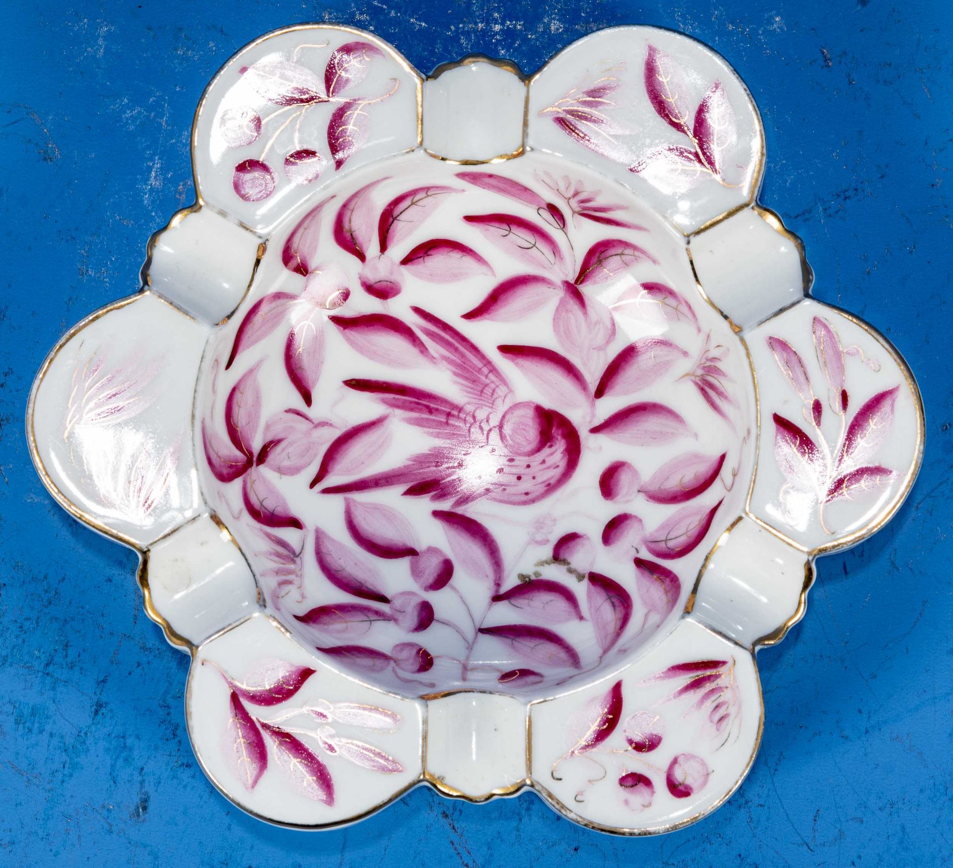 6passiger Aschenbecher, Herend, Weißporzellan mit floralem & faunalem Dekor in Purpur & Gold. Durch - Bild 3 aus 6