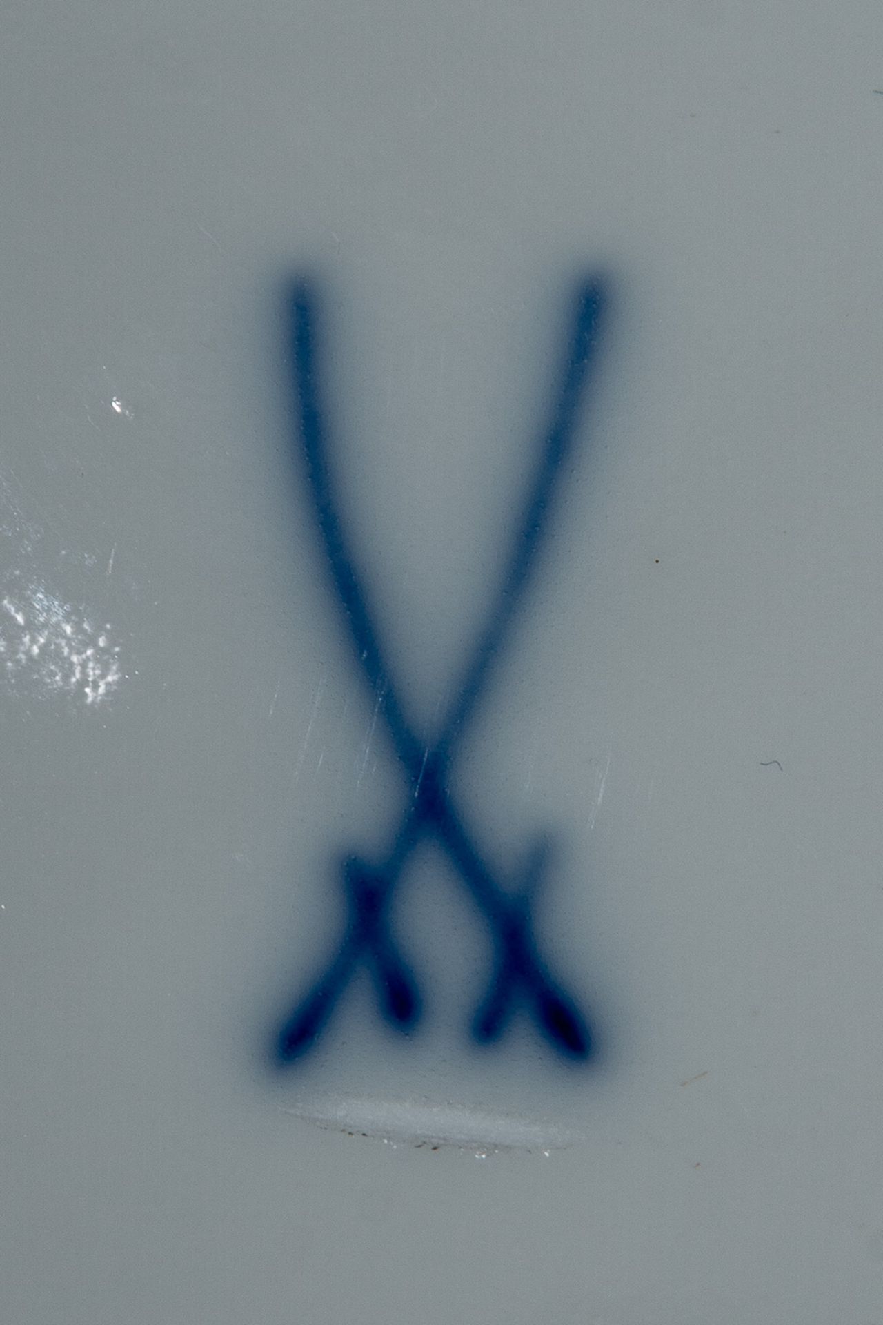 4flache Speiseteller, Durchmesser ca. 25 cm. Meissen Schwertermarke 2. Wahl ( = 1 Schleifstrich), s - Image 3 of 3