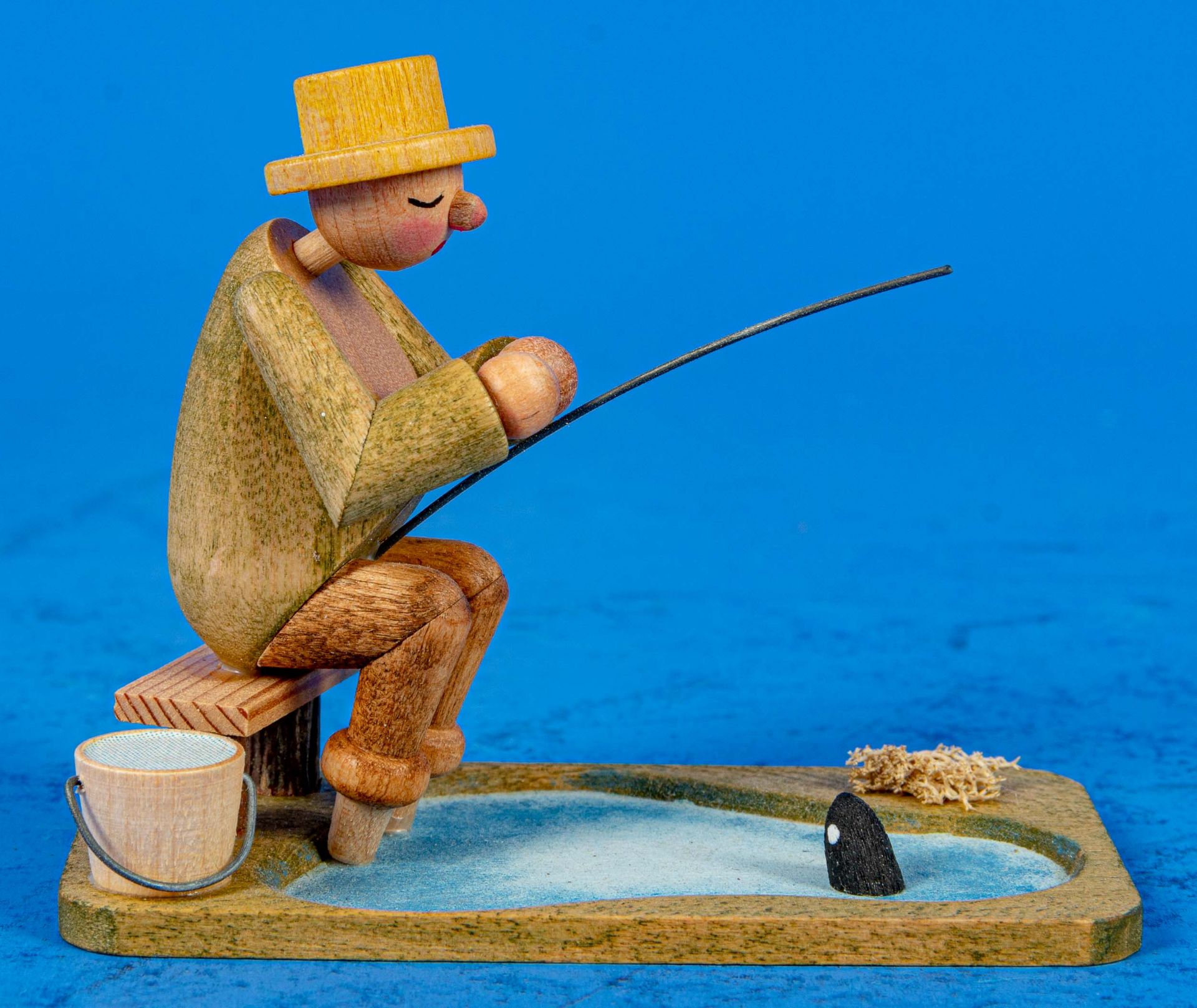 "Angler"-Diorama in Holzkasten (ca. 21 x 16 cm), Handarbeit; sowie die selbe Figur ohne Staffage au - Image 3 of 4