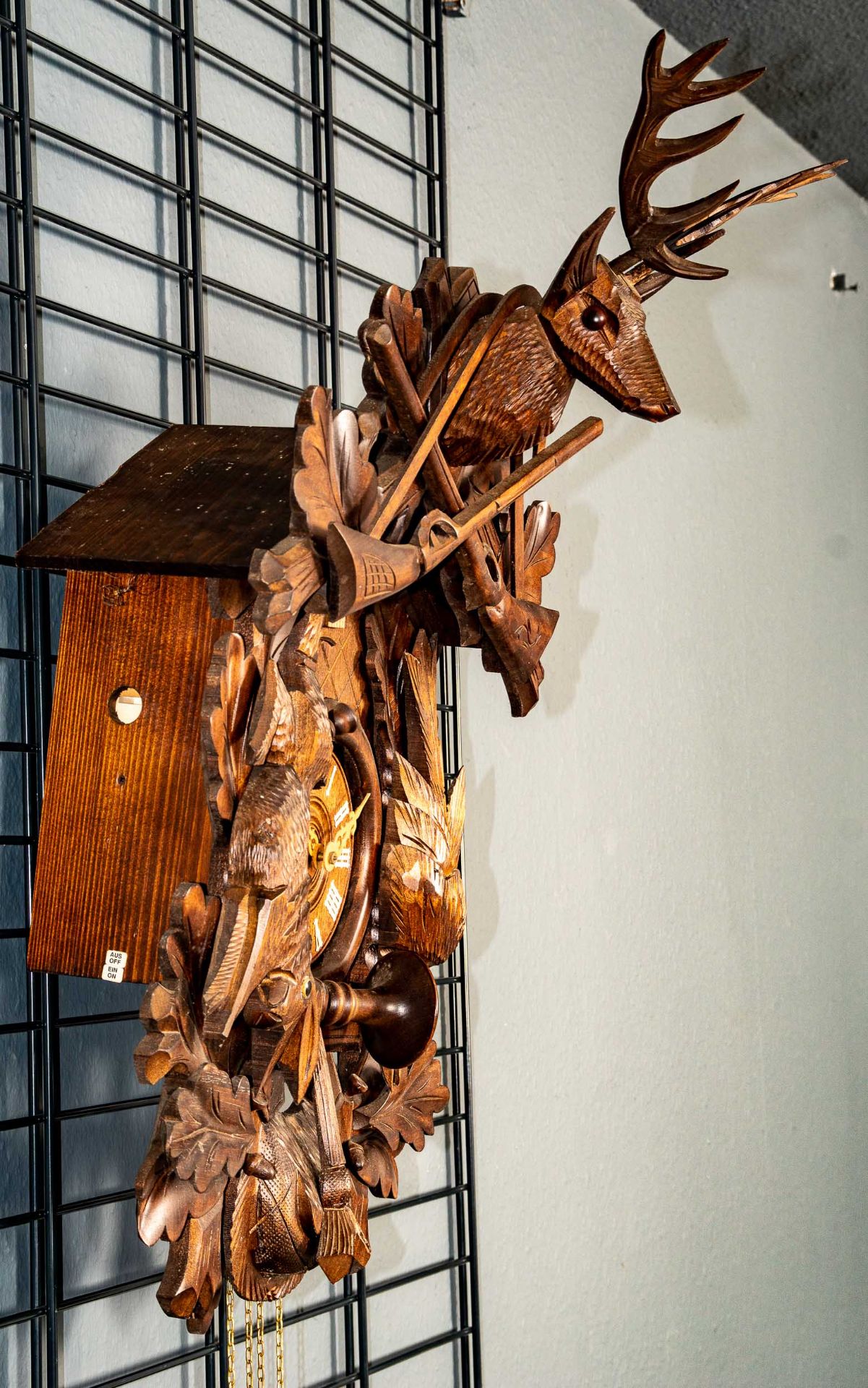 Imposante "Kuckucks"-Uhr, 2. Hälfte 20. Jhdt., aufwändig beschnitztes, nussbaumfarbiges Holzgehäuse - Bild 10 aus 15