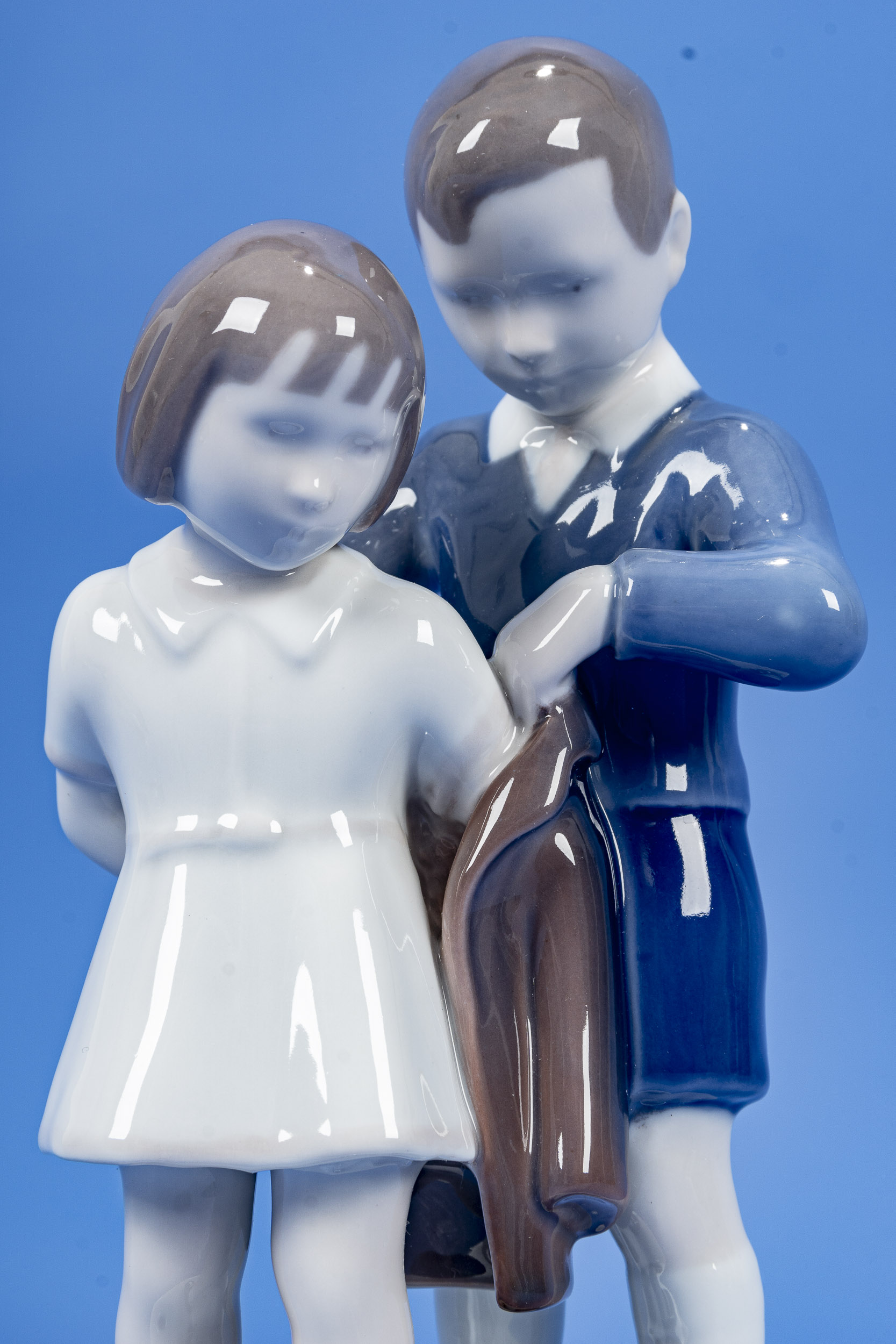 "Junger Kavalier", polychrom staffierte Porzellanfigurengruppe eines Knaben, einem Mädchen in die/ - Image 7 of 10