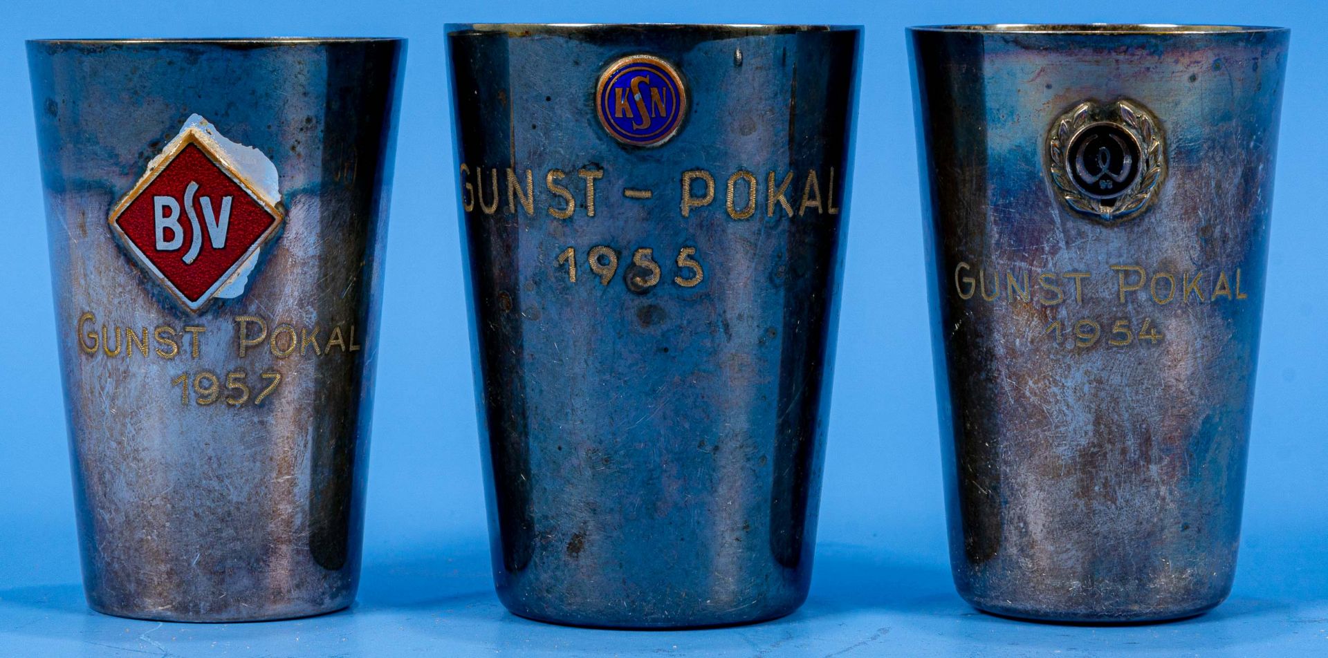 3 x "GUNST" - Pokal aus den Jahren 1954, 1955 & 1957. Versilberte Becher mit aufgelegten, verschied - Image 2 of 8